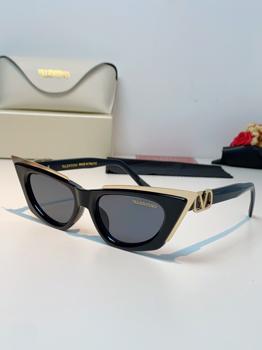 Valentino华伦天奴 2026新款金属半框猫眼太阳镜跨境个性金属V字女士遮阳墨镜