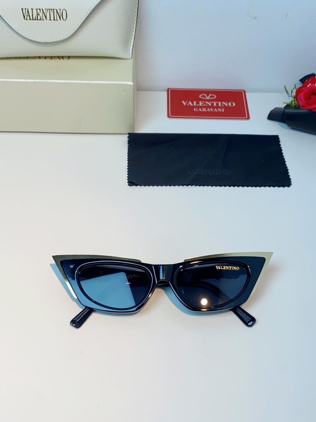 Valentino华伦天奴 2026新款金属半框猫眼太阳镜跨境个性金属V字女士遮阳墨镜