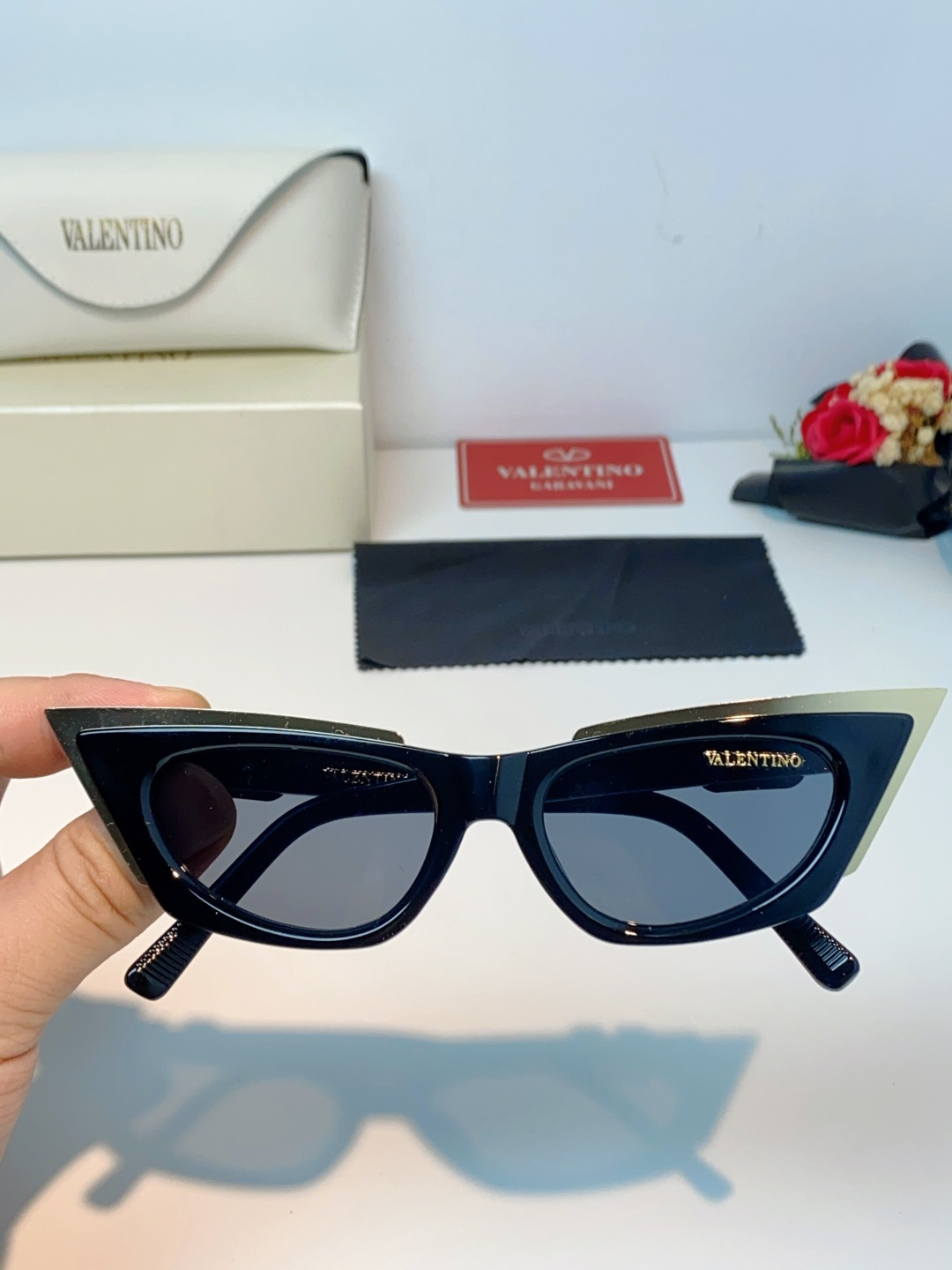 Valentino华伦天奴 2026新款金属半框猫眼太阳镜跨境个性金属V字女士遮阳墨镜