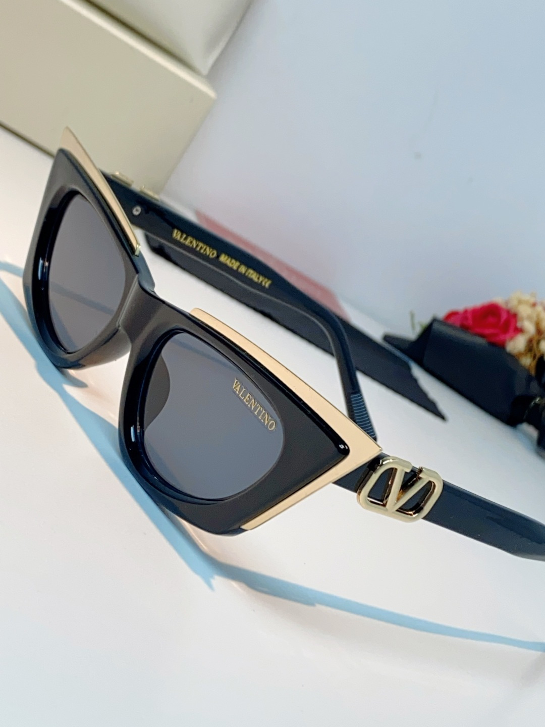 Valentino华伦天奴 2026新款金属半框猫眼太阳镜跨境个性金属V字女士遮阳墨镜