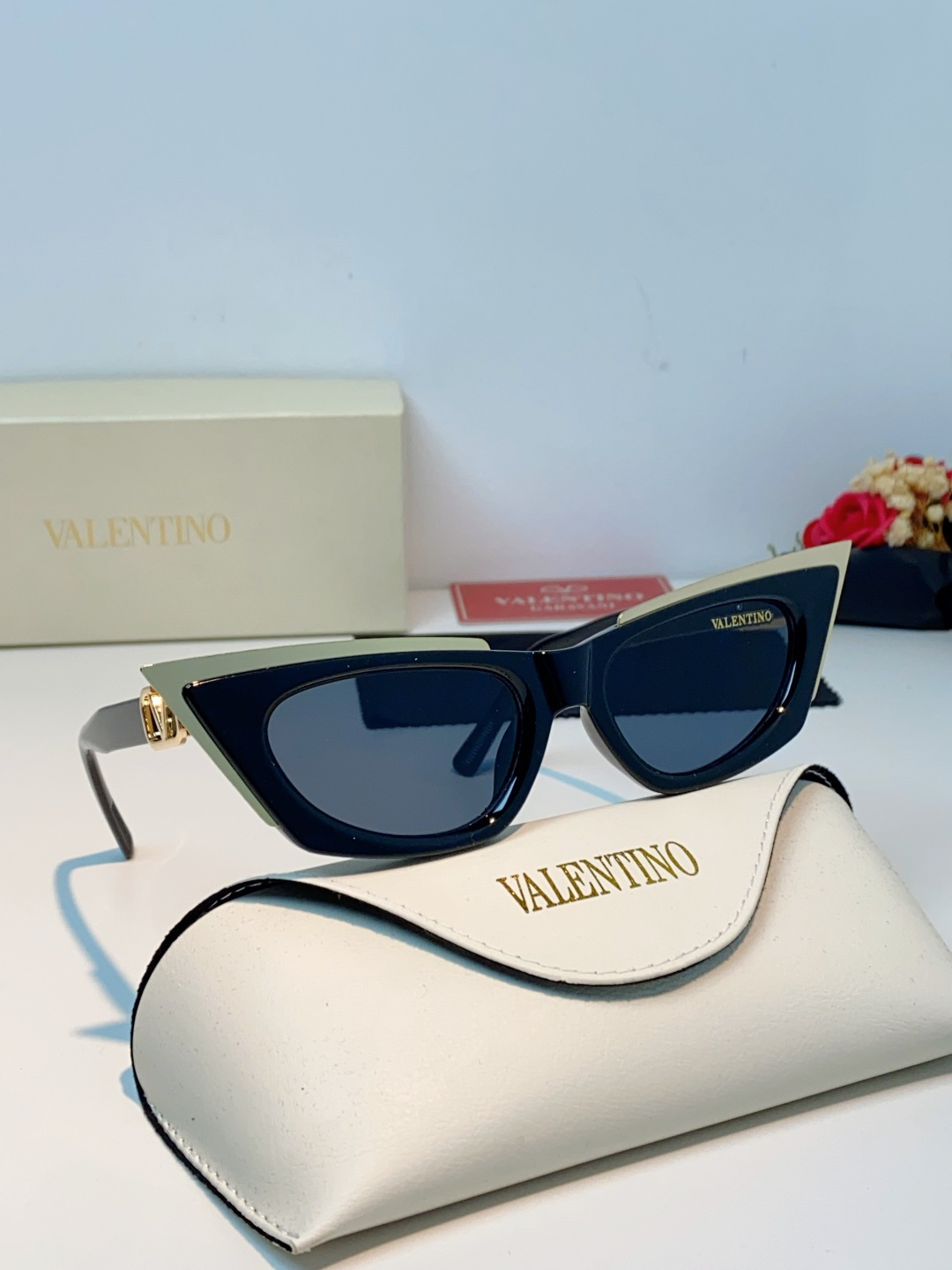 Valentino华伦天奴 2026新款金属半框猫眼太阳镜跨境个性金属V字女士遮阳墨镜