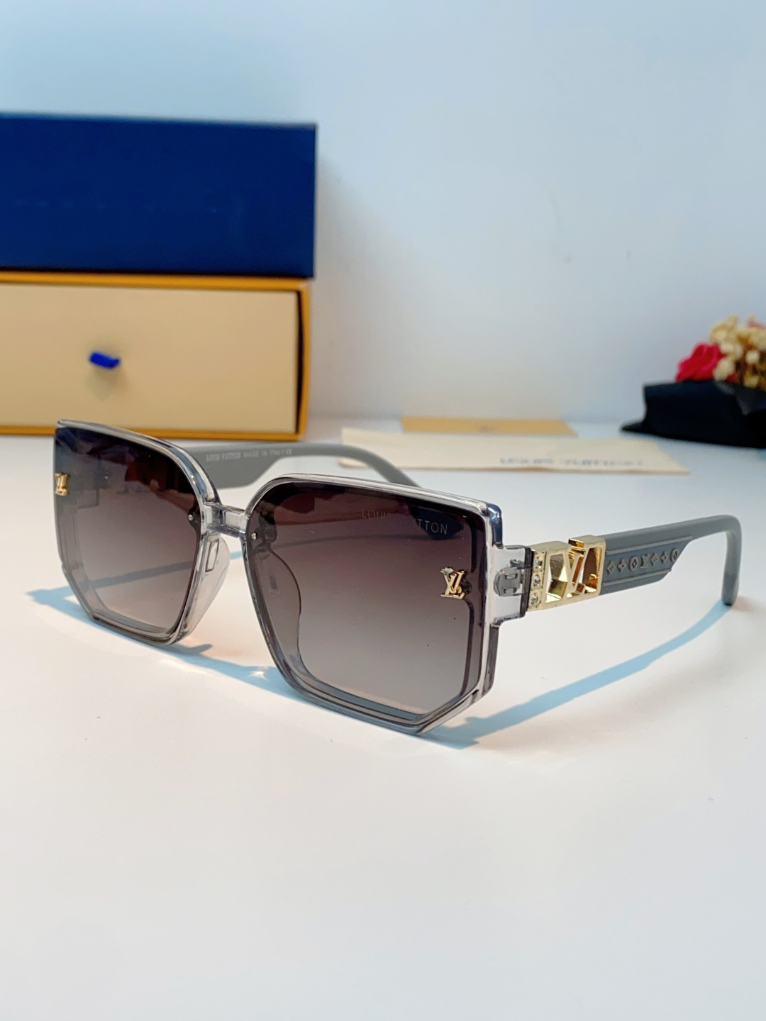 Louis Vuitton路易威登 男女款墨镜🕶️女款墨镜🕶️好看上脸超大气显脸小，小满印不会有土气暴发