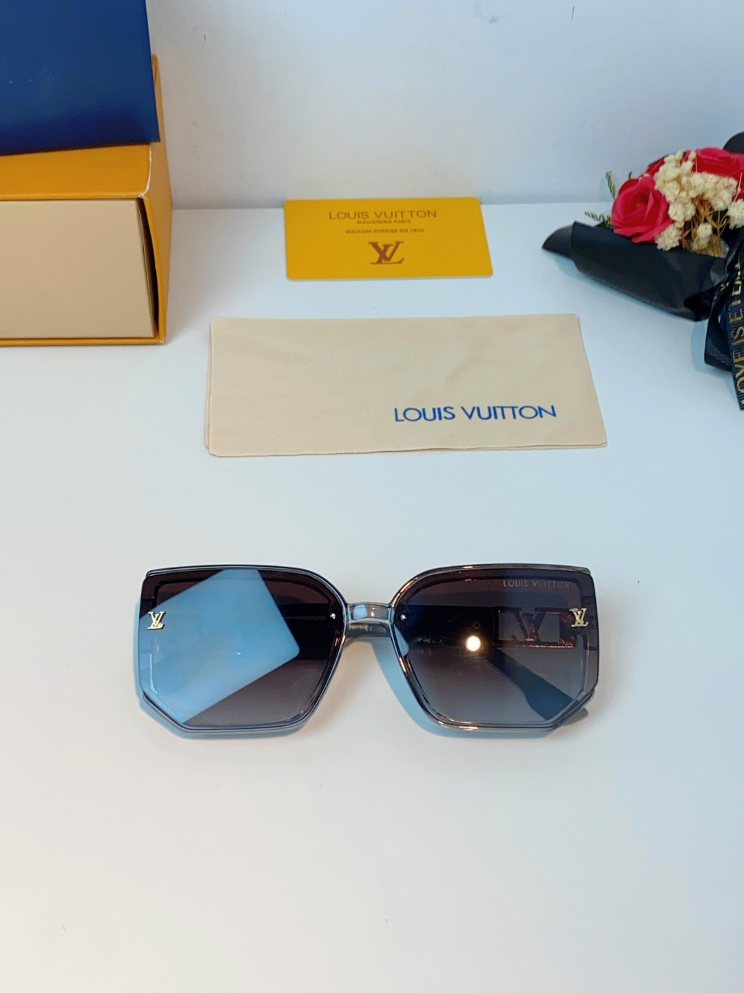 Louis Vuitton路易威登 男女款墨镜🕶️女款墨镜🕶️好看上脸超大气显脸小，小满印不会有土气暴发