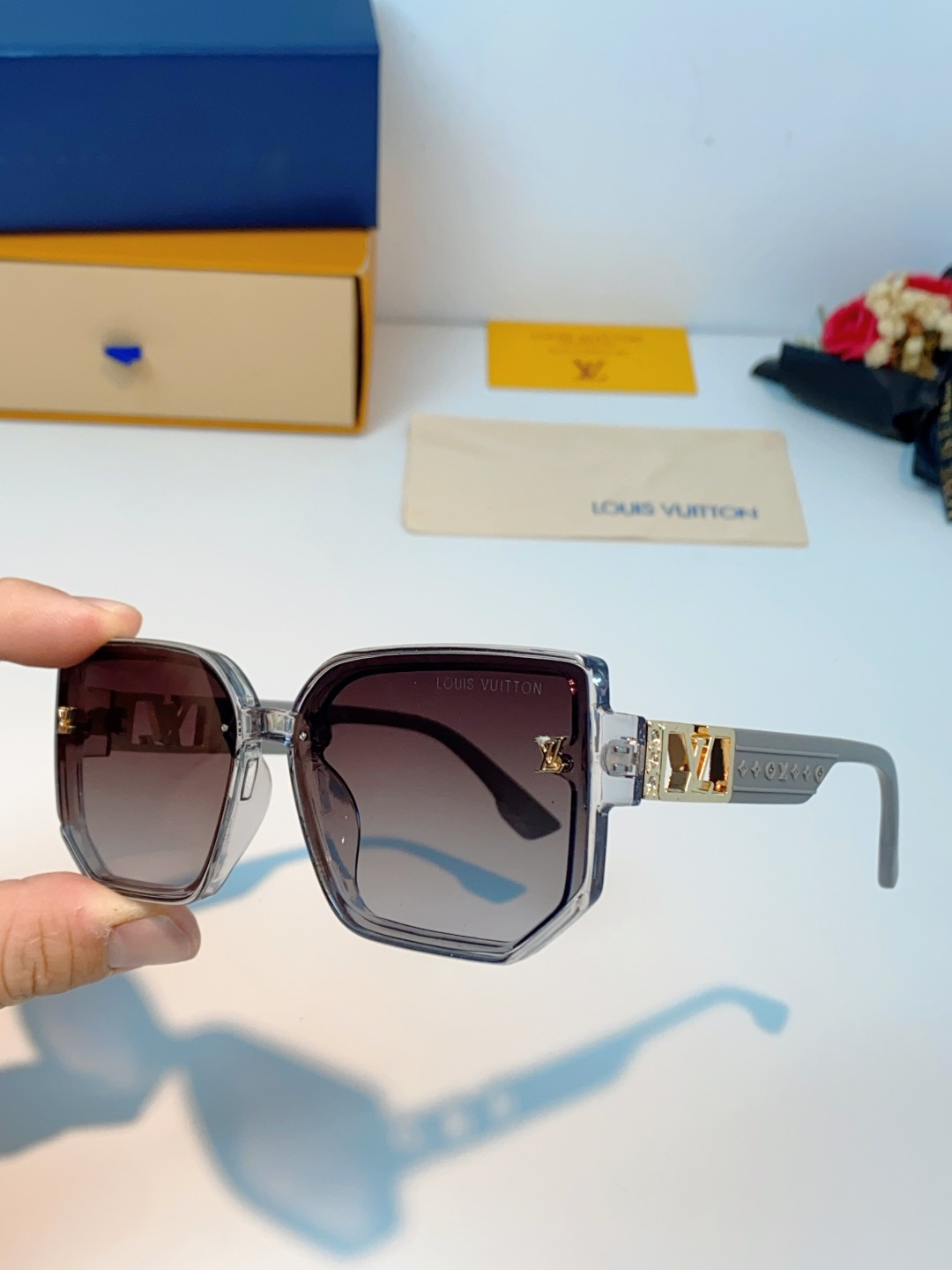 Louis Vuitton路易威登 男女款墨镜🕶️女款墨镜🕶️好看上脸超大气显脸小，小满印不会有土气暴发