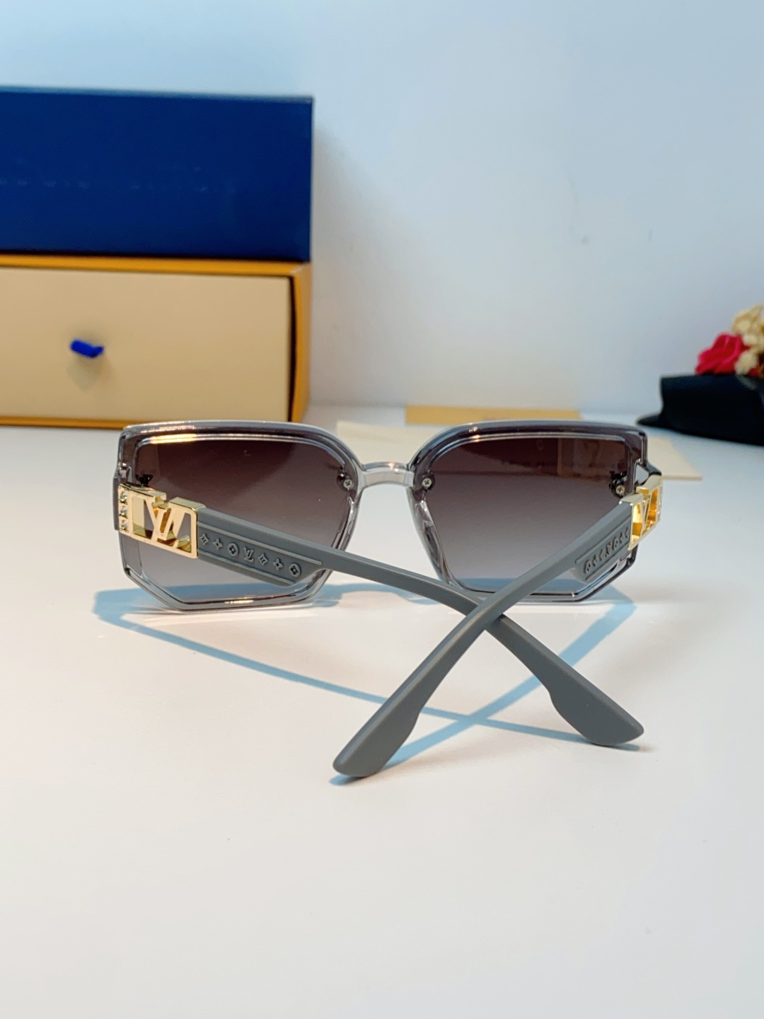 Louis Vuitton路易威登 男女款墨镜🕶️女款墨镜🕶️好看上脸超大气显脸小，小满印不会有土气暴发