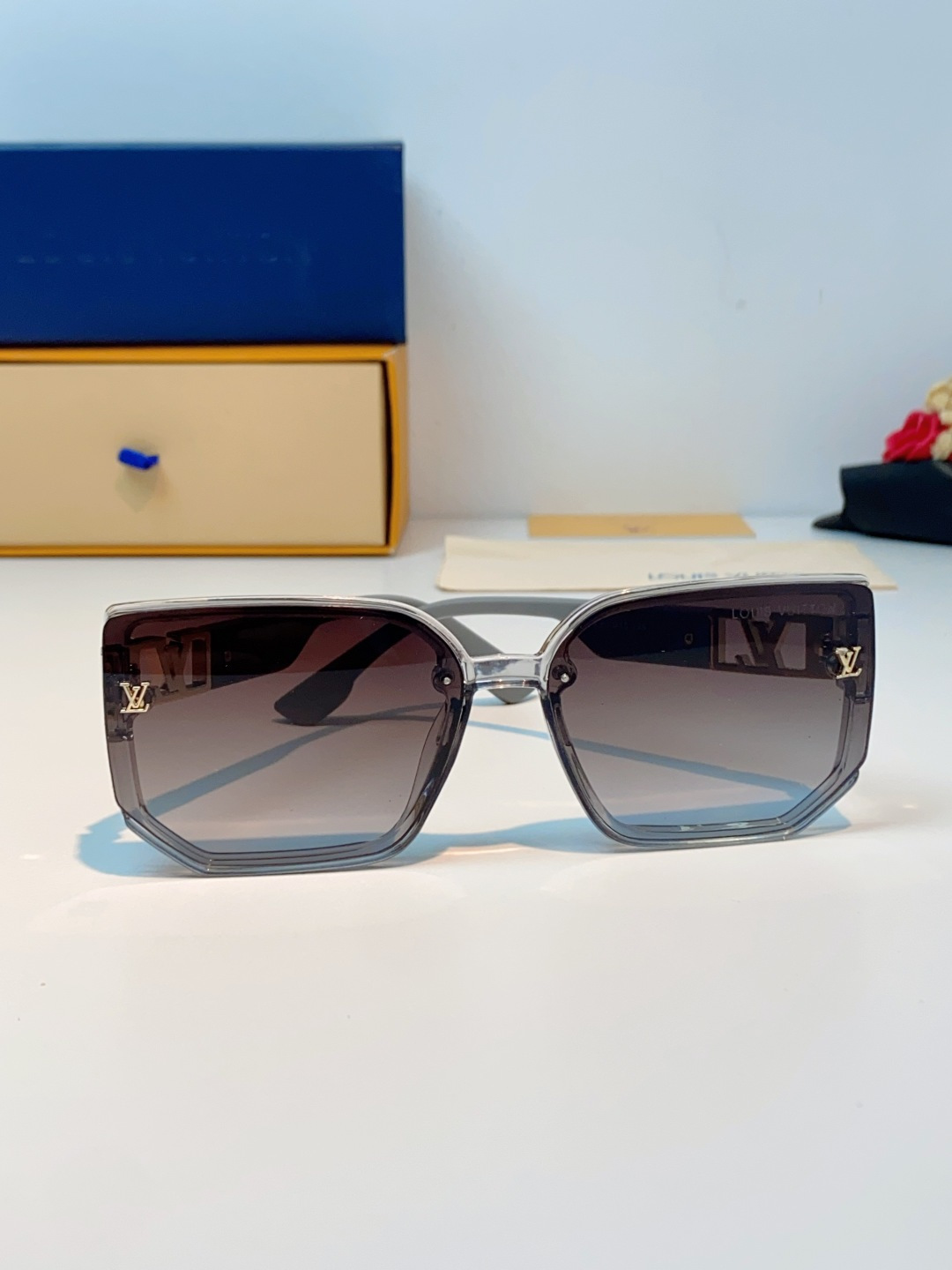 Louis Vuitton路易威登 男女款墨镜🕶️女款墨镜🕶️好看上脸超大气显脸小，小满印不会有土气暴发