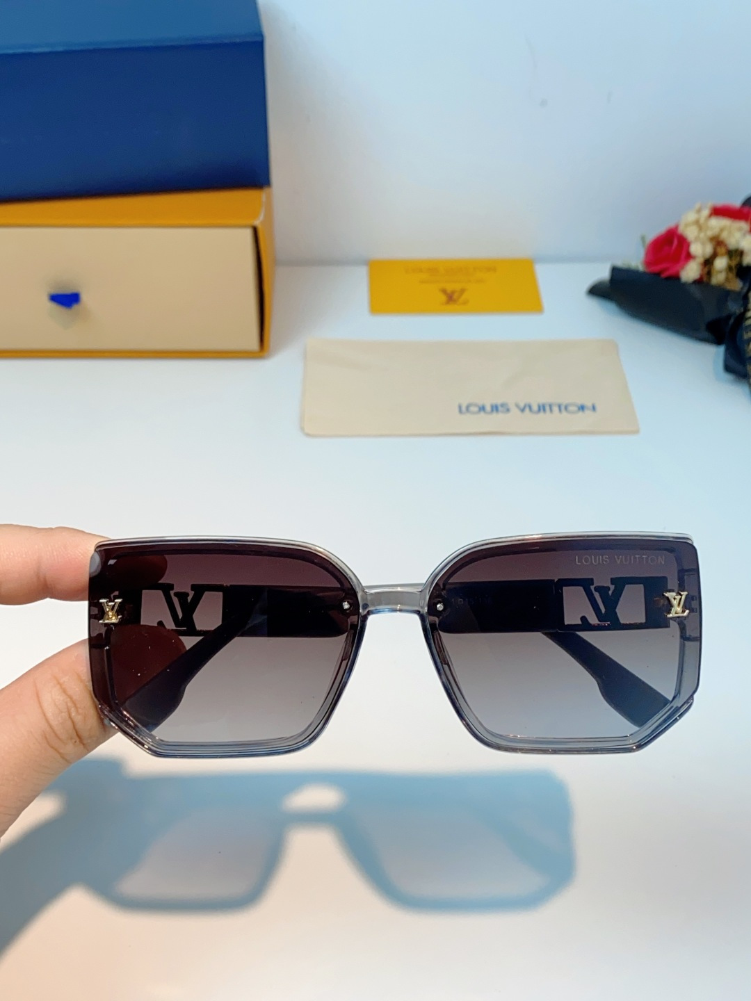 Louis Vuitton路易威登 男女款墨镜🕶️女款墨镜🕶️好看上脸超大气显脸小，小满印不会有土气暴发