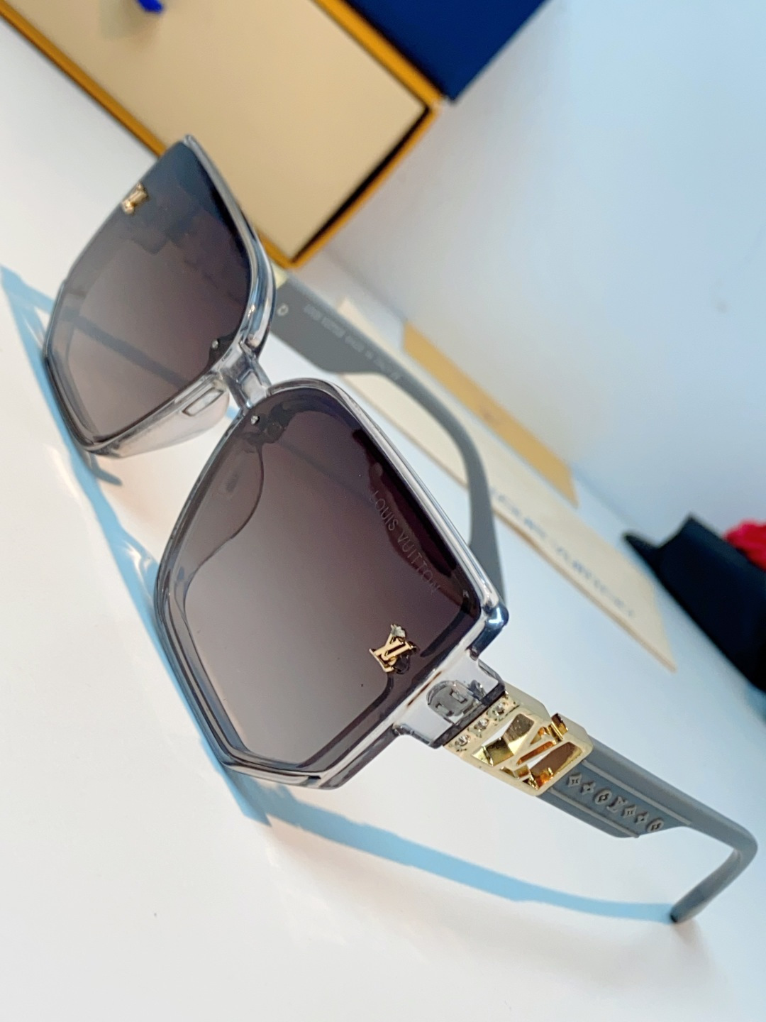 Louis Vuitton路易威登 男女款墨镜🕶️女款墨镜🕶️好看上脸超大气显脸小，小满印不会有土气暴发