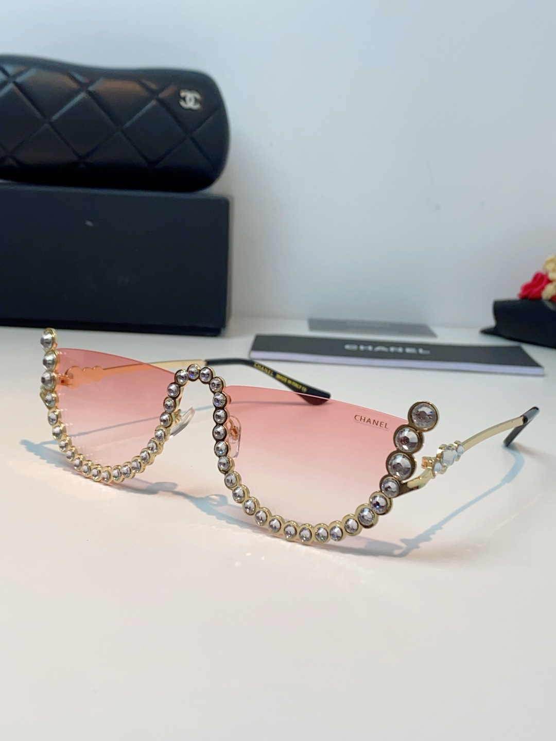 Chanel香奈儿 2026新款欧美个性网红珍珠镶钻太阳眼镜金属下半框时尚凹造型墨镜女士墨镜