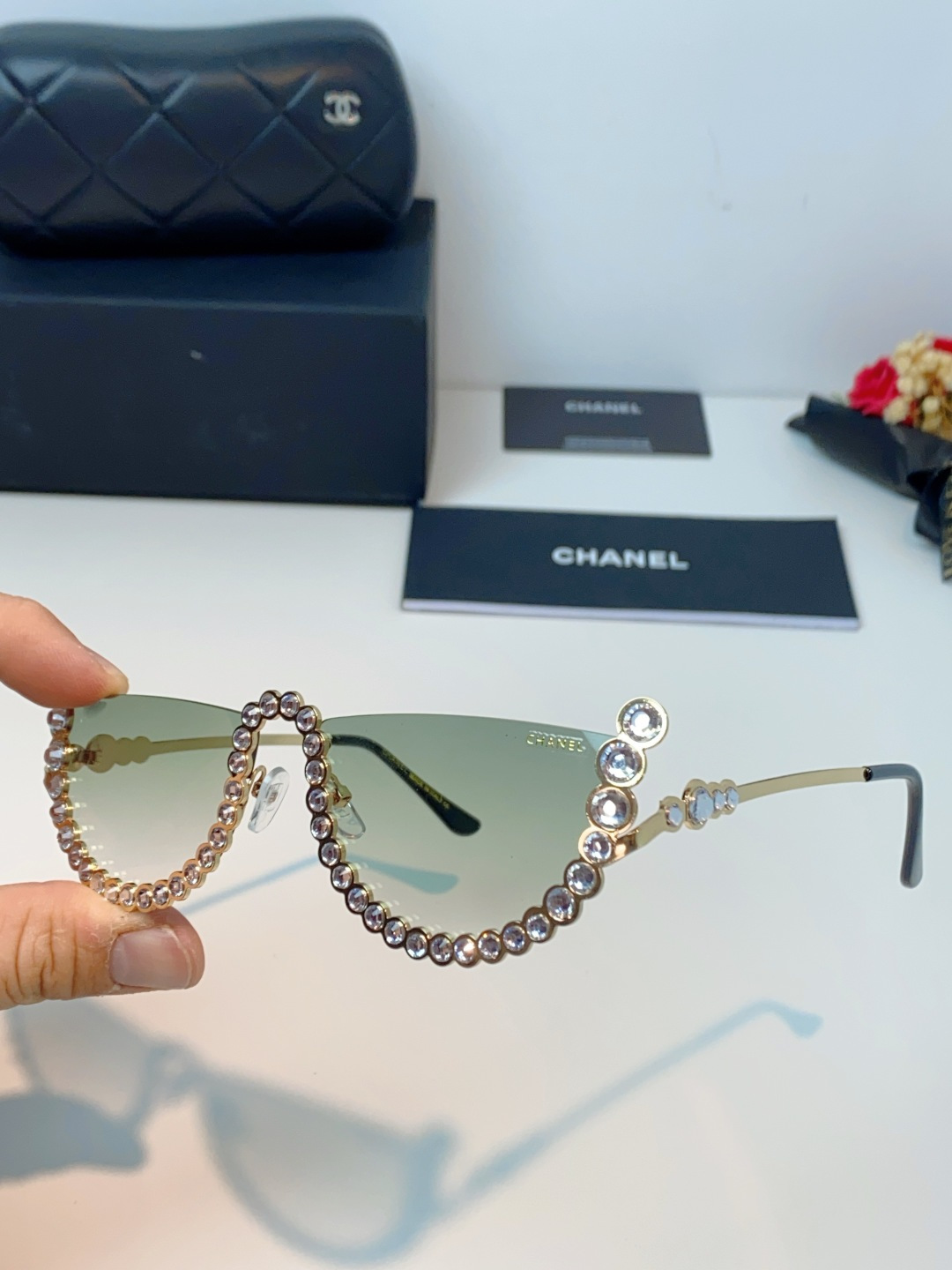 Chanel香奈儿 2026新款欧美个性网红珍珠镶钻太阳眼镜金属下半框时尚凹造型墨镜女士墨镜