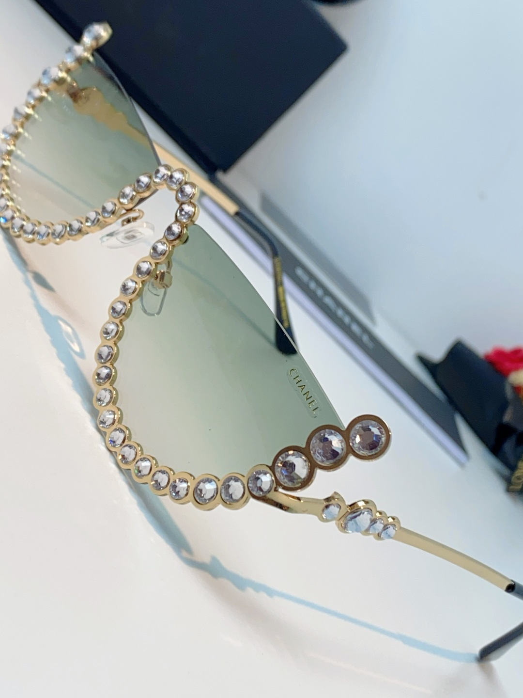 Chanel香奈儿 2026新款欧美个性网红珍珠镶钻太阳眼镜金属下半框时尚凹造型墨镜女士墨镜