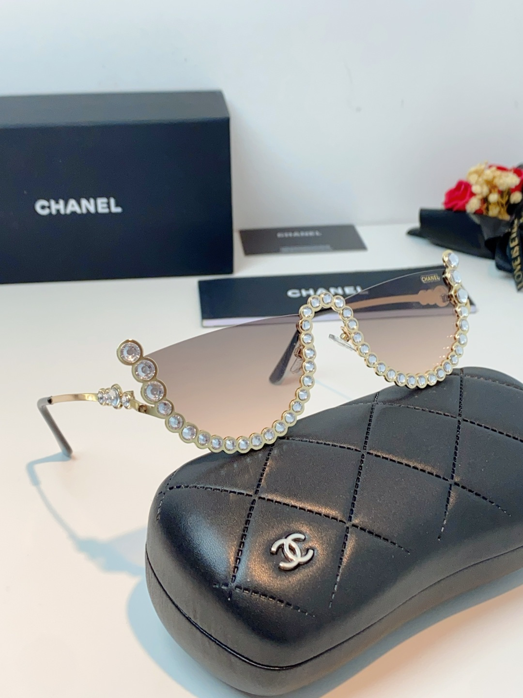 Chanel香奈儿 2026新款欧美个性网红珍珠镶钻太阳眼镜金属下半框时尚凹造型墨镜女士墨镜