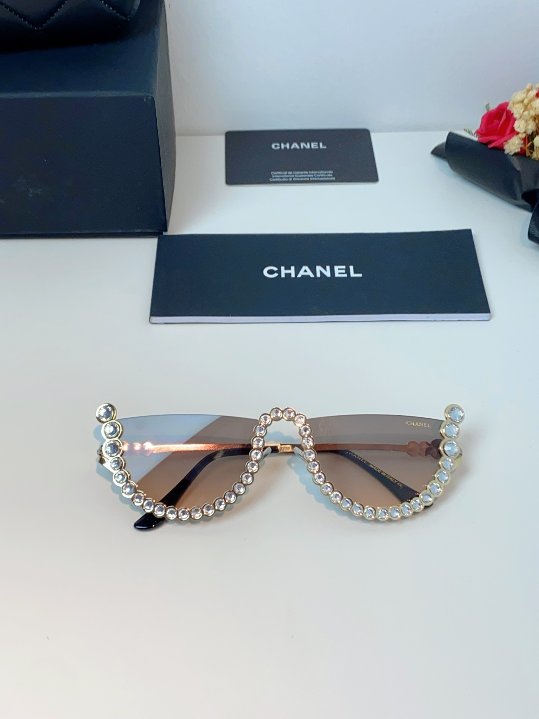 Chanel香奈儿 2026新款欧美个性网红珍珠镶钻太阳眼镜金属下半框时尚凹造型墨镜女士墨镜