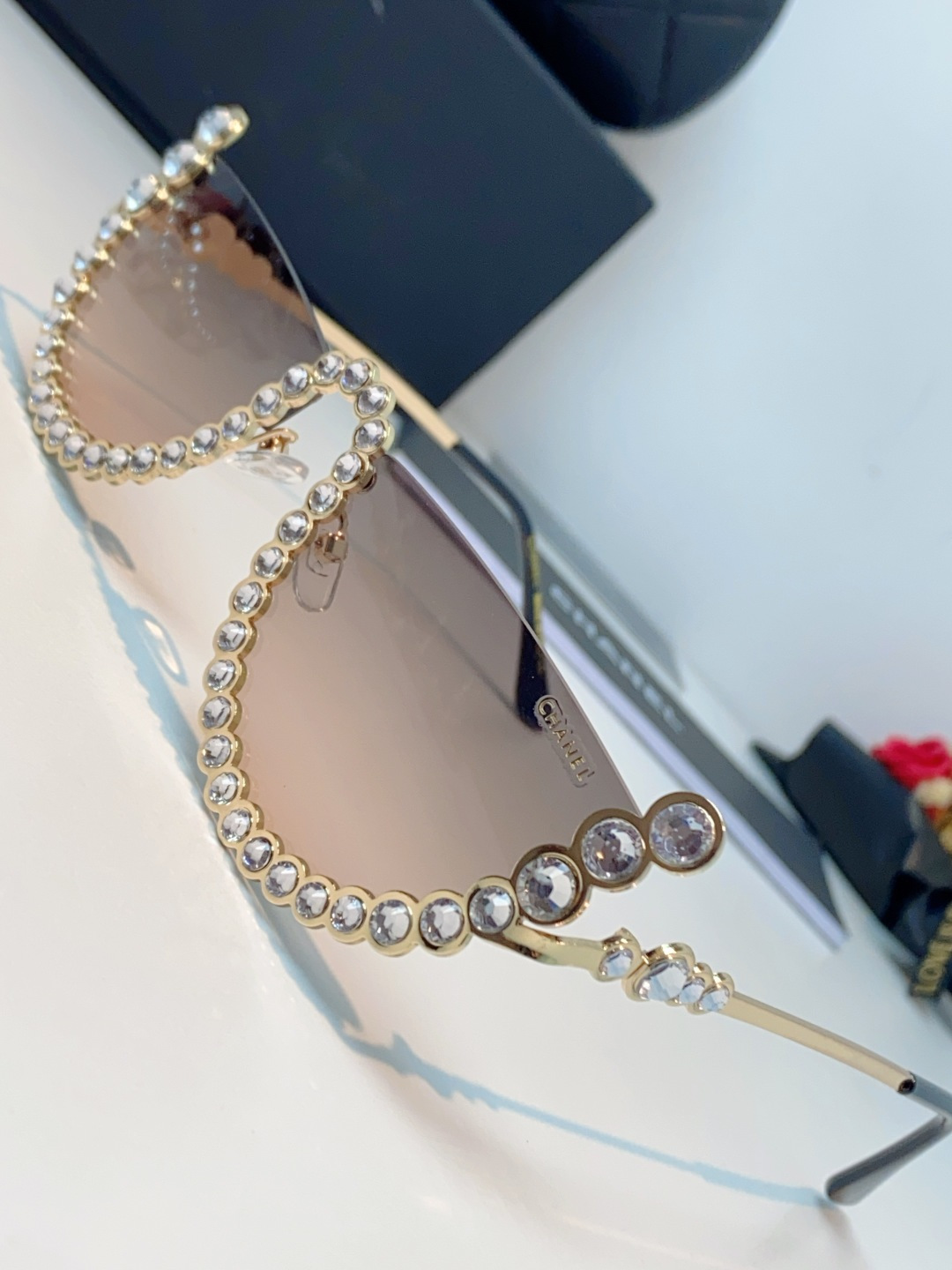 Chanel香奈儿 2026新款欧美个性网红珍珠镶钻太阳眼镜金属下半框时尚凹造型墨镜女士墨镜