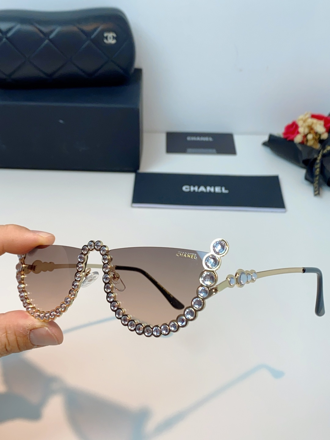 Chanel香奈儿 2026新款欧美个性网红珍珠镶钻太阳眼镜金属下半框时尚凹造型墨镜女士墨镜