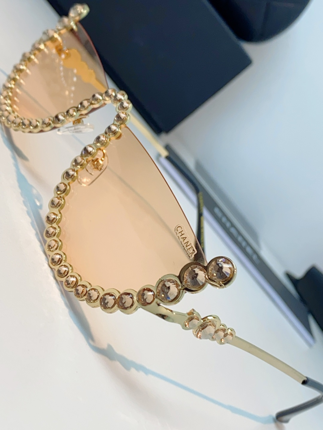 Chanel香奈儿 2026新款欧美个性网红珍珠镶钻太阳眼镜金属下半框时尚凹造型墨镜女士墨镜