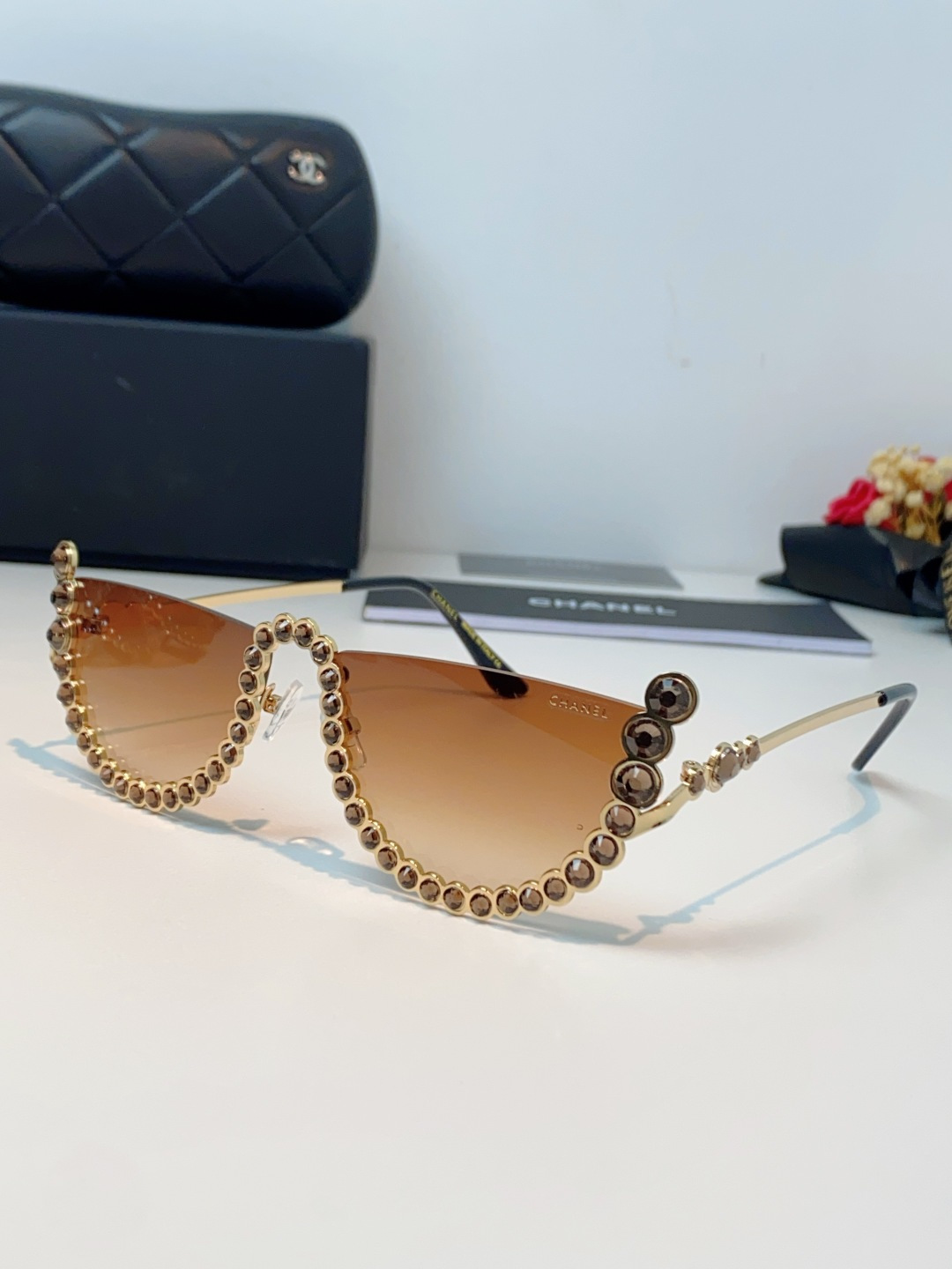 Chanel香奈儿 2026新款欧美个性网红珍珠镶钻太阳眼镜金属下半框时尚凹造型墨镜女士墨镜