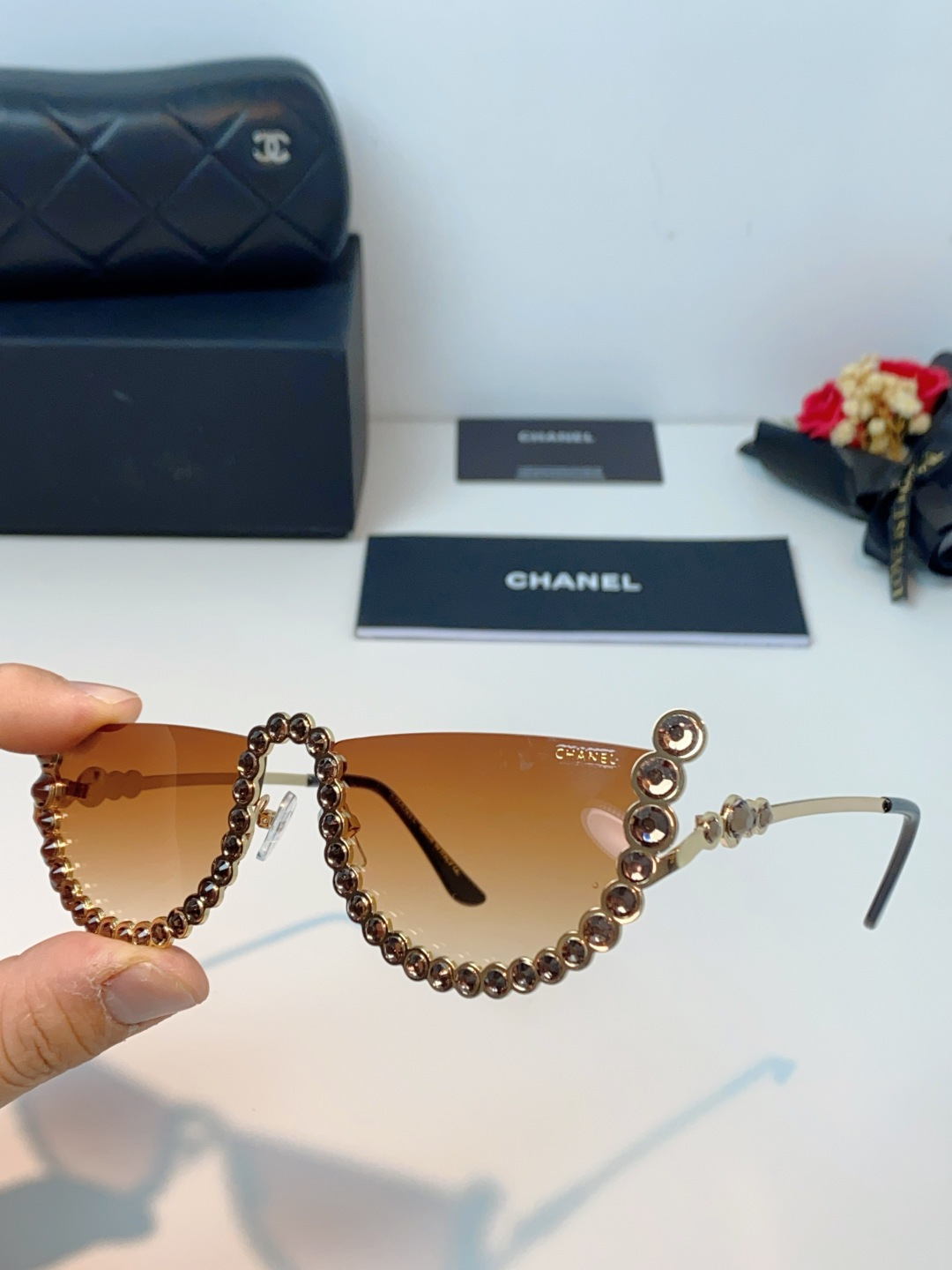 Chanel香奈儿 2026新款欧美个性网红珍珠镶钻太阳眼镜金属下半框时尚凹造型墨镜女士墨镜