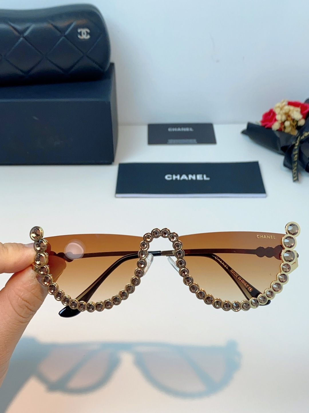 Chanel香奈儿 2026新款欧美个性网红珍珠镶钻太阳眼镜金属下半框时尚凹造型墨镜女士墨镜