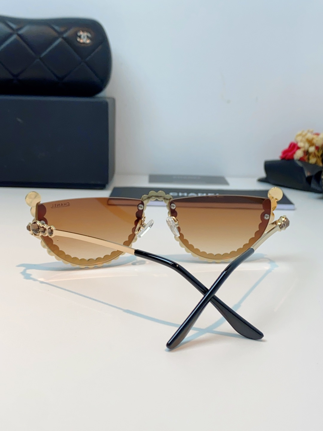 Chanel香奈儿 2026新款欧美个性网红珍珠镶钻太阳眼镜金属下半框时尚凹造型墨镜女士墨镜