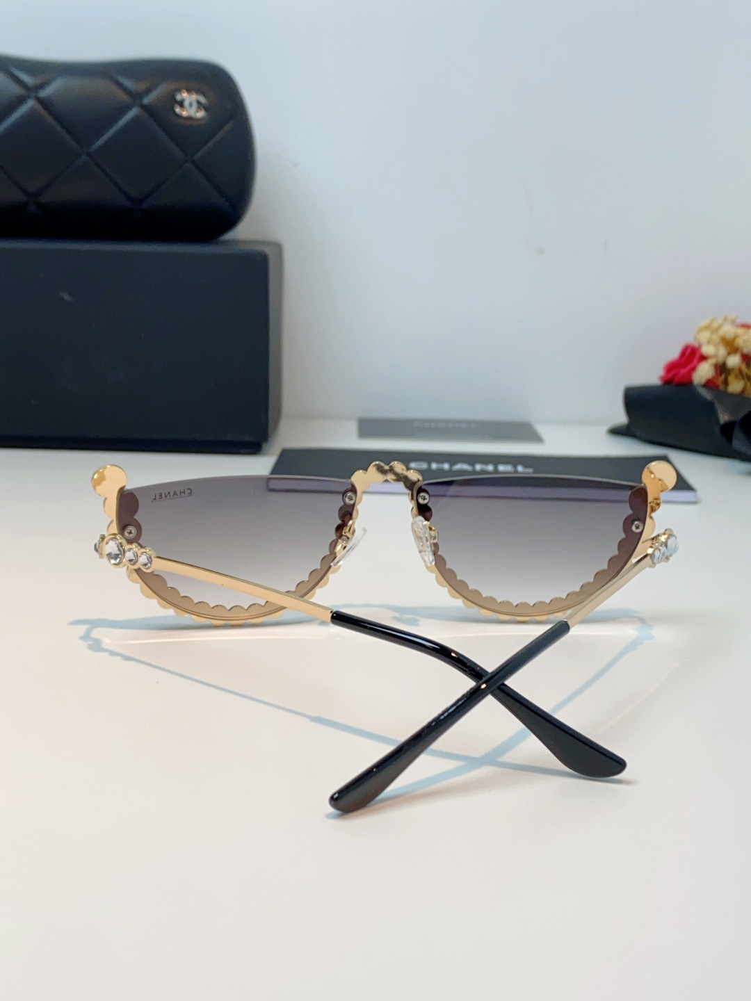 Chanel香奈儿 2026新款欧美个性网红珍珠镶钻太阳眼镜金属下半框时尚凹造型墨镜女士墨镜