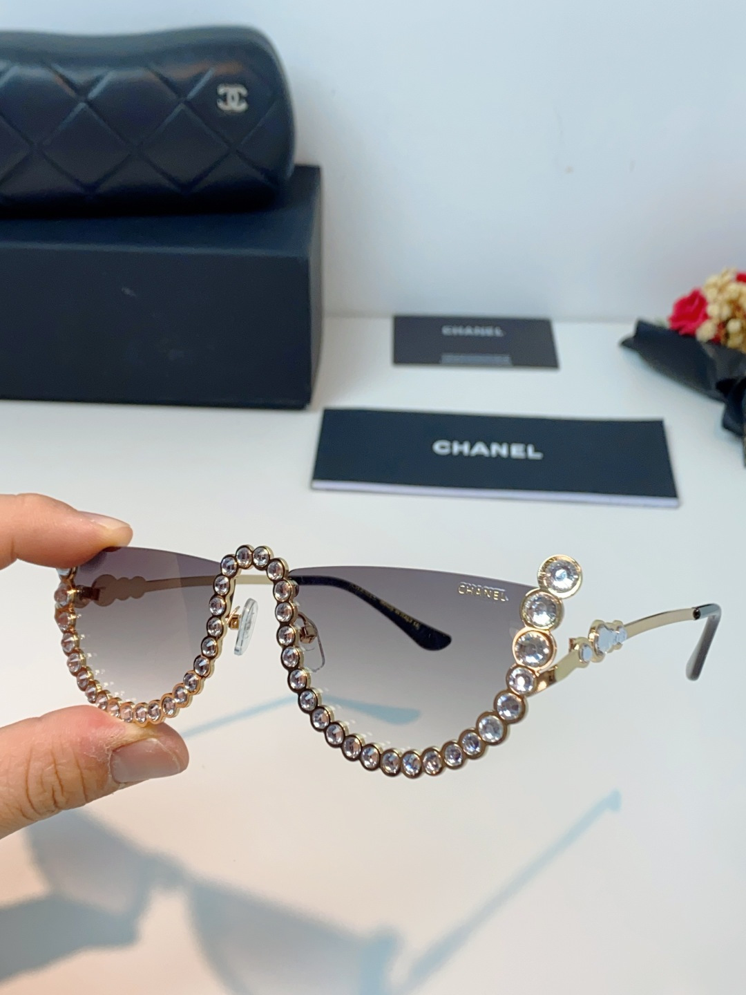 Chanel香奈儿 2026新款欧美个性网红珍珠镶钻太阳眼镜金属下半框时尚凹造型墨镜女士墨镜