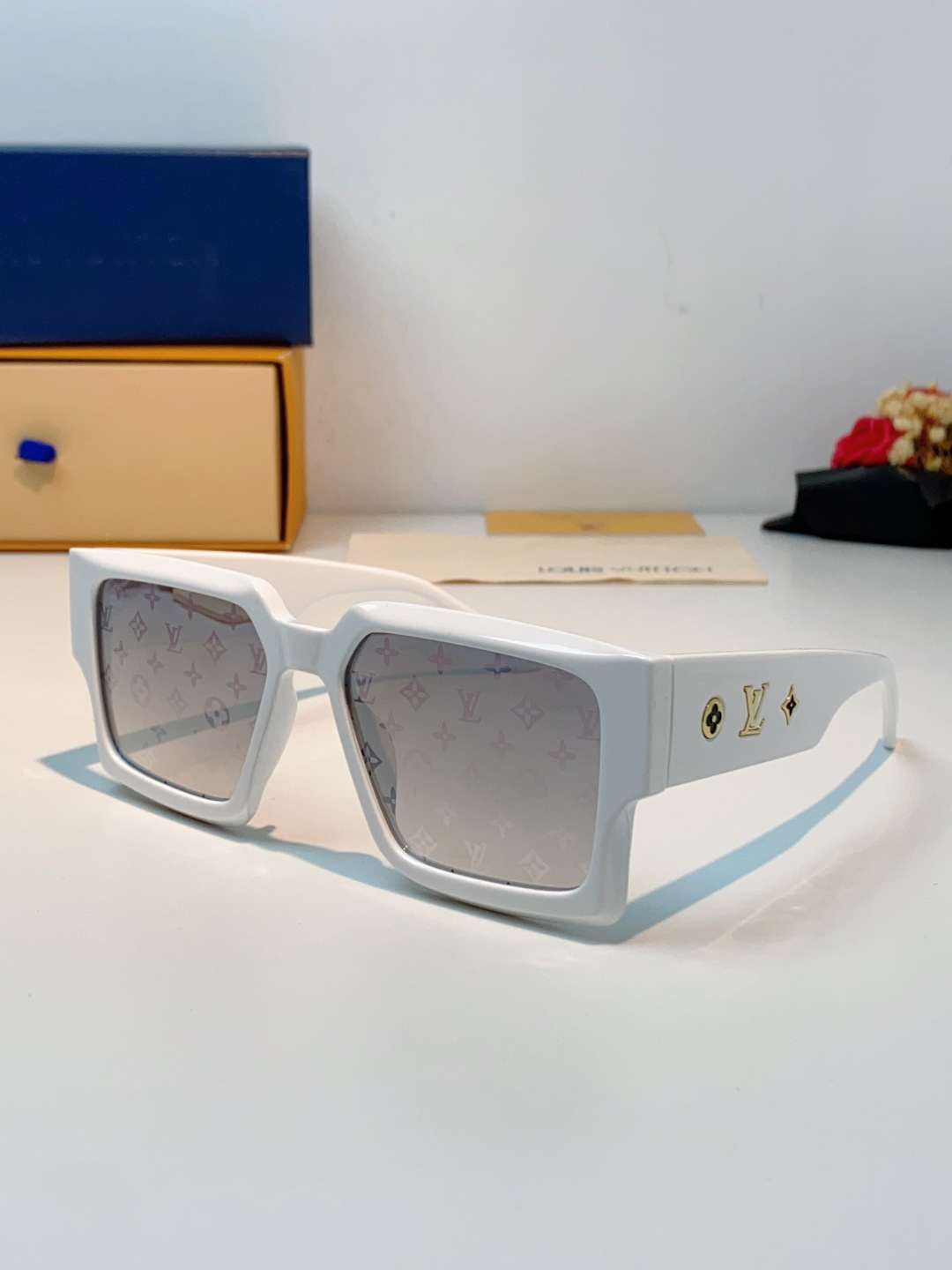 LouisVuitton路易威登 2026新款 欧美太阳镜男潮牌26新款墨镜女定制夏嘉欢明星款银色网红眼