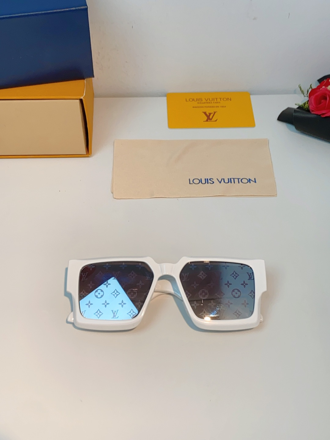 LouisVuitton路易威登 2026新款 欧美太阳镜男潮牌26新款墨镜女定制夏嘉欢明星款银色网红眼