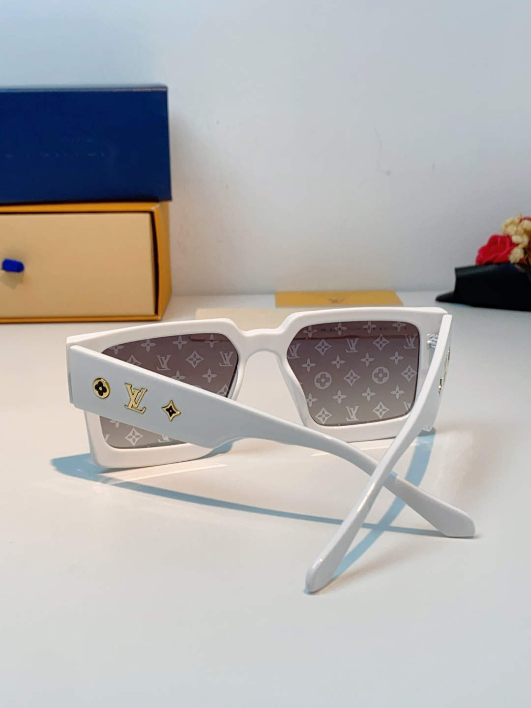 LouisVuitton路易威登 2026新款 欧美太阳镜男潮牌26新款墨镜女定制夏嘉欢明星款银色网红眼