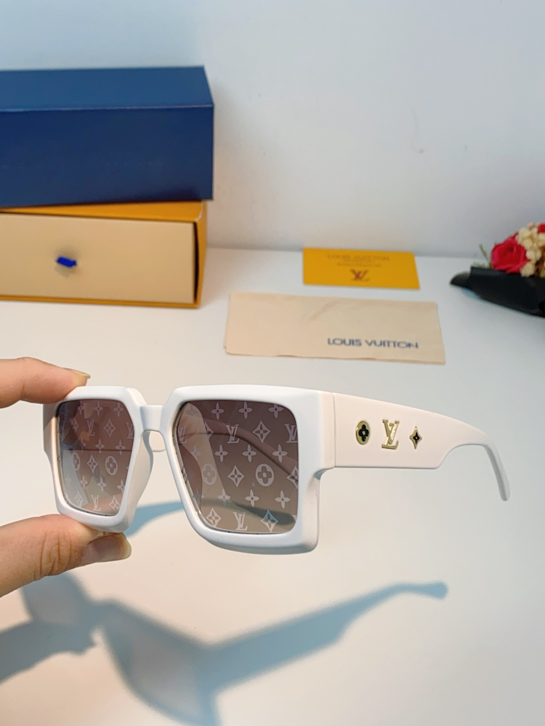 LouisVuitton路易威登 2026新款 欧美太阳镜男潮牌26新款墨镜女定制夏嘉欢明星款银色网红眼