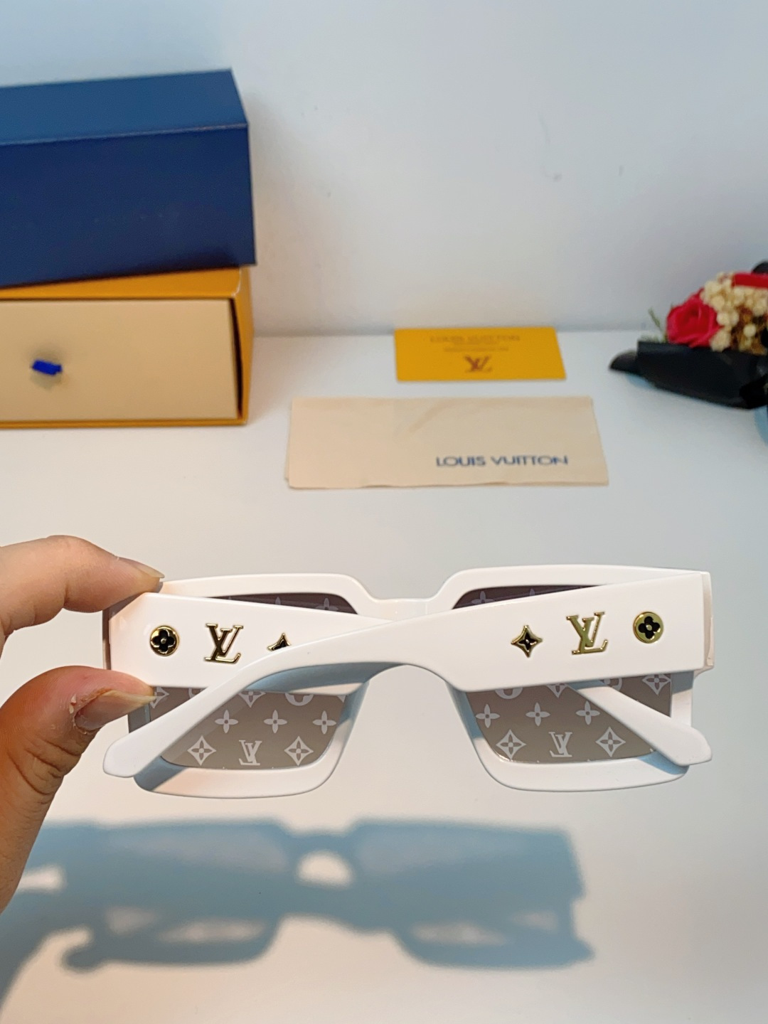 LouisVuitton路易威登 2026新款 欧美太阳镜男潮牌26新款墨镜女定制夏嘉欢明星款银色网红眼