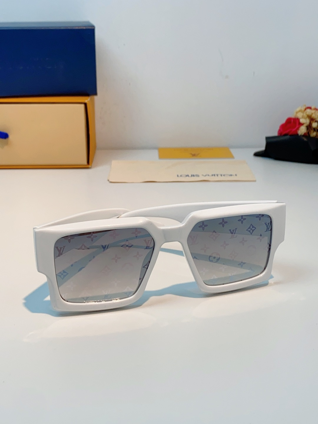 LouisVuitton路易威登 2026新款 欧美太阳镜男潮牌26新款墨镜女定制夏嘉欢明星款银色网红眼