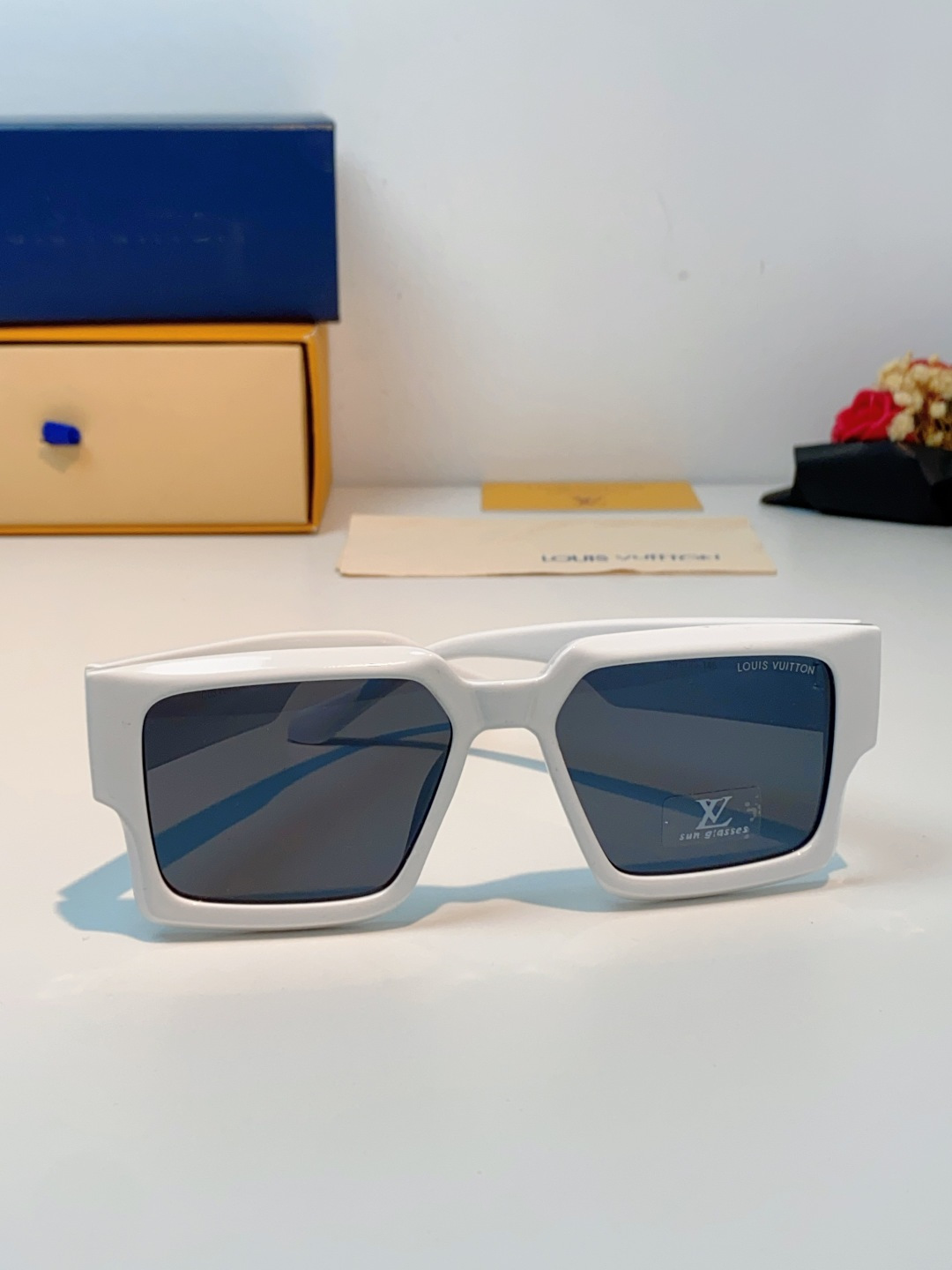 LouisVuitton路易威登 2026新款 欧美太阳镜男潮牌26新款墨镜女定制夏嘉欢明星款银色网红眼