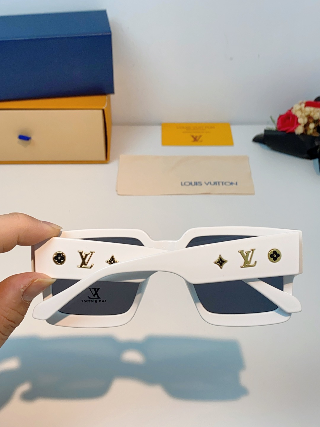 LouisVuitton路易威登 2026新款 欧美太阳镜男潮牌26新款墨镜女定制夏嘉欢明星款银色网红眼