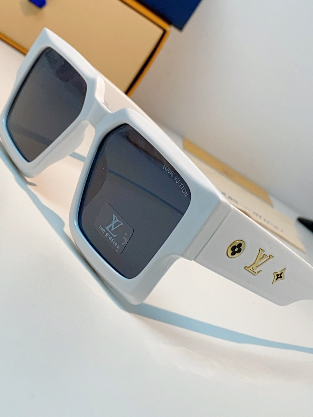 LouisVuitton路易威登 2026新款 欧美太阳镜男潮牌26新款墨镜女定制夏嘉欢明星款银色网红眼