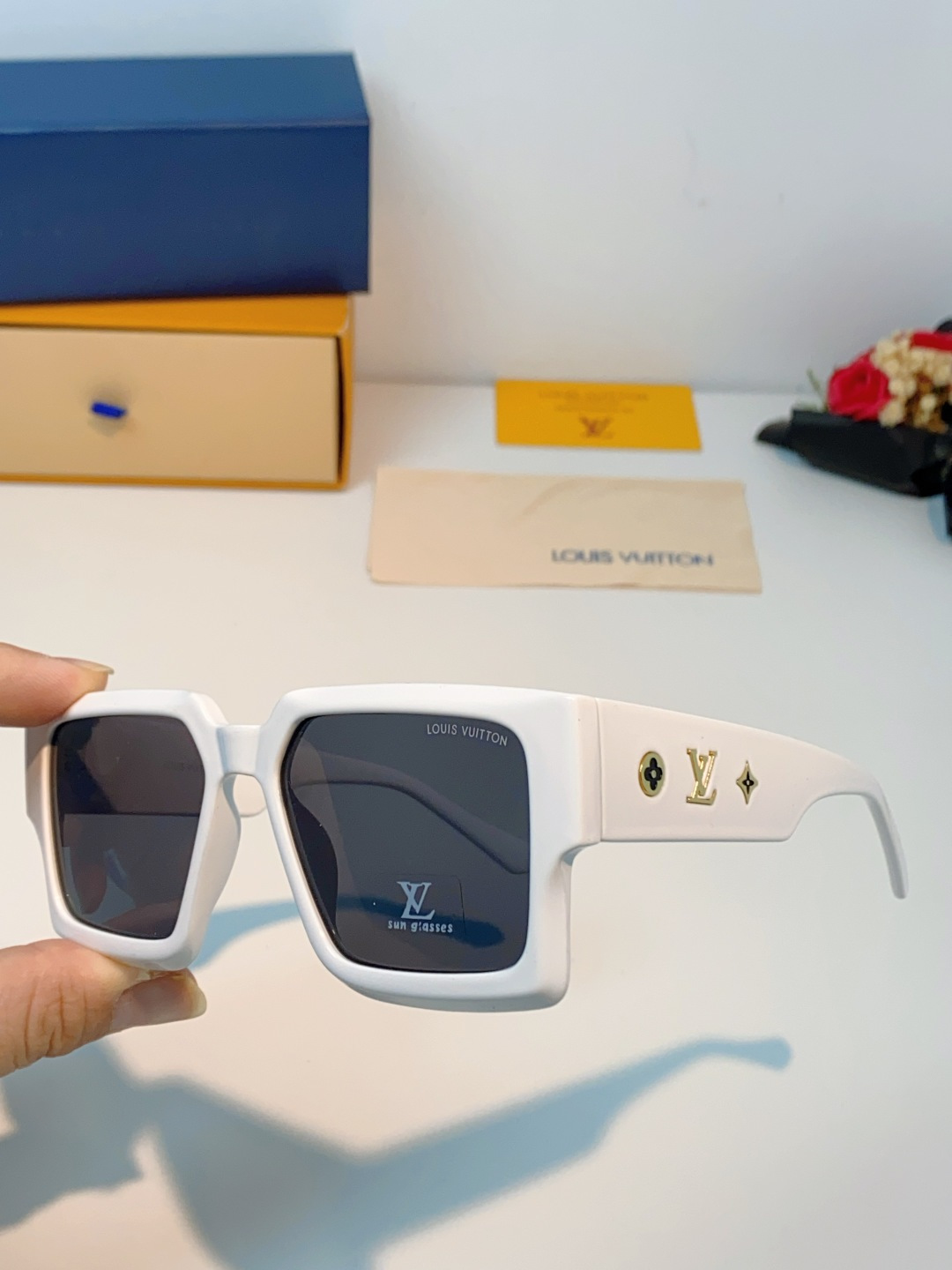 LouisVuitton路易威登 2026新款 欧美太阳镜男潮牌26新款墨镜女定制夏嘉欢明星款银色网红眼