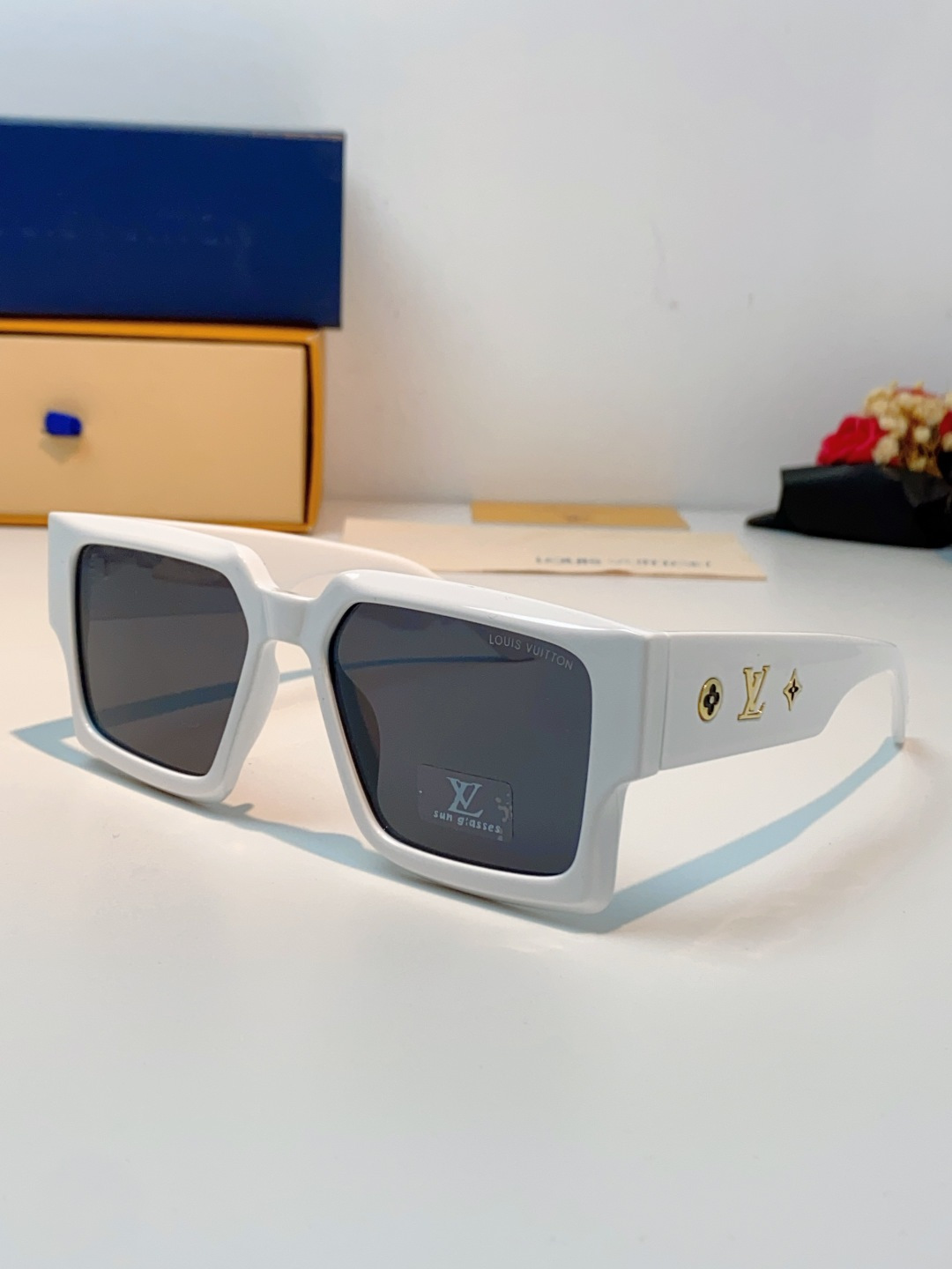 LouisVuitton路易威登 2026新款 欧美太阳镜男潮牌26新款墨镜女定制夏嘉欢明星款银色网红眼