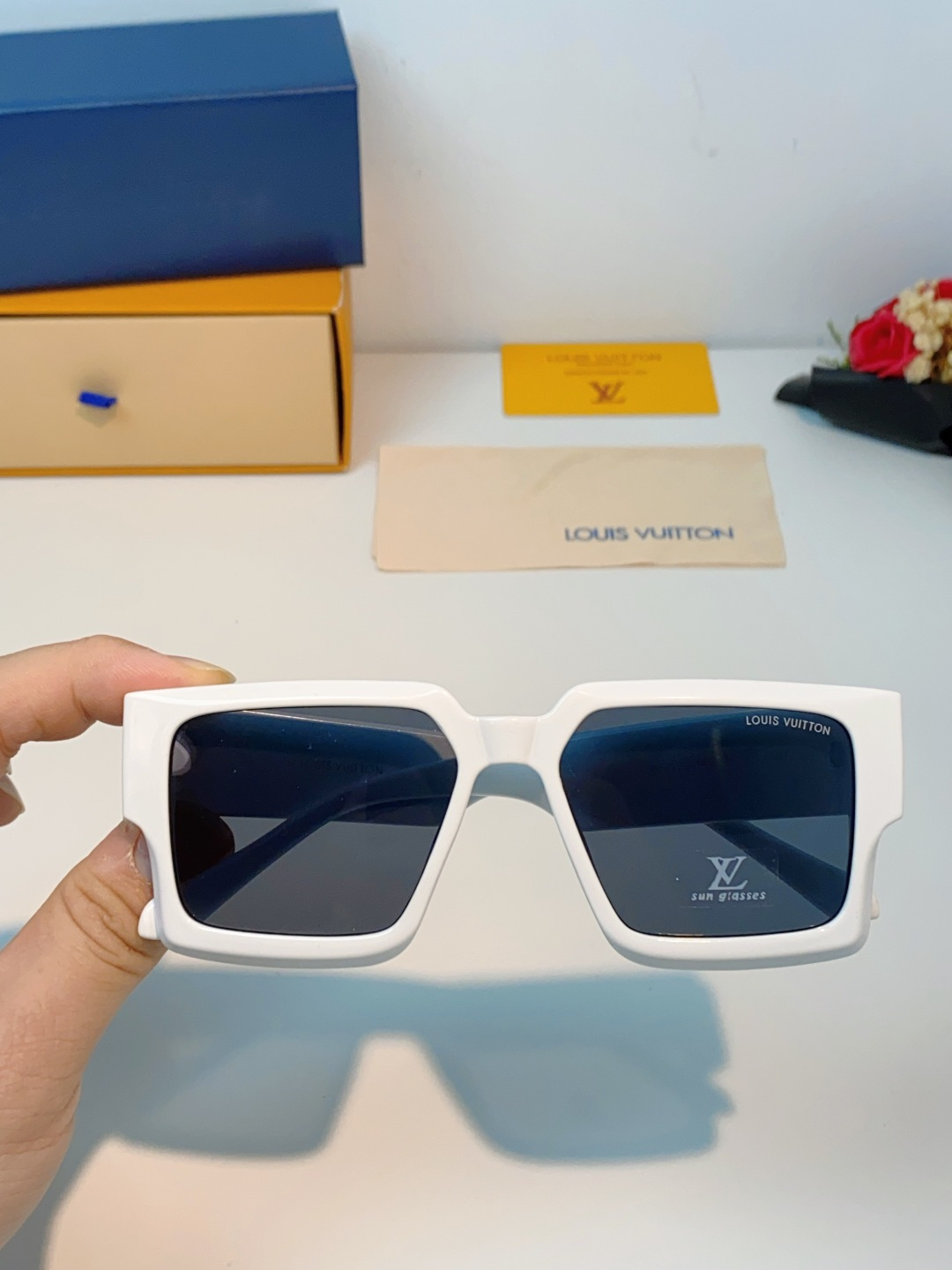 LouisVuitton路易威登 2026新款 欧美太阳镜男潮牌26新款墨镜女定制夏嘉欢明星款银色网红眼