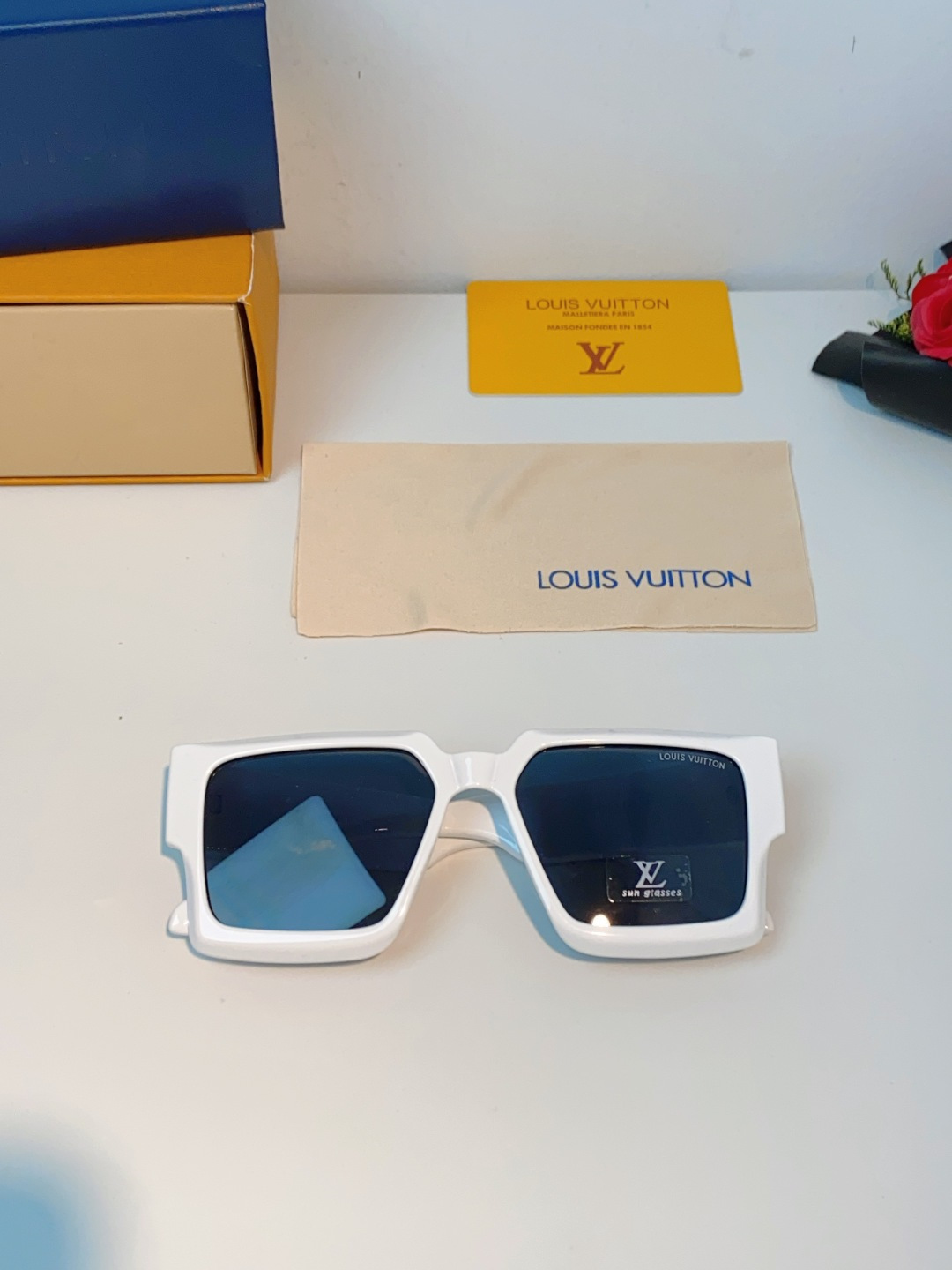 LouisVuitton路易威登 2026新款 欧美太阳镜男潮牌26新款墨镜女定制夏嘉欢明星款银色网红眼