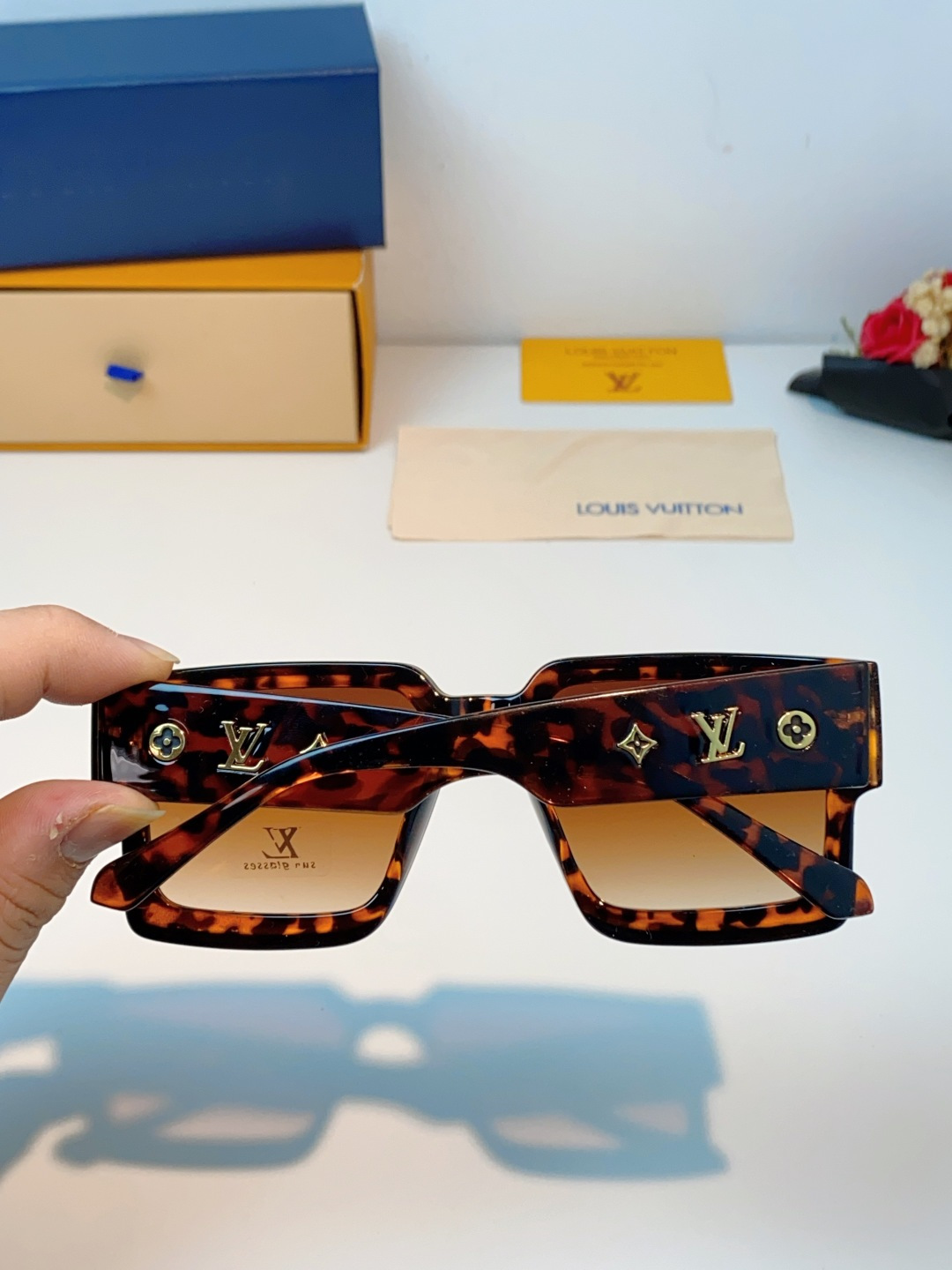 LouisVuitton路易威登 2026新款 欧美太阳镜男潮牌26新款墨镜女定制夏嘉欢明星款银色网红眼