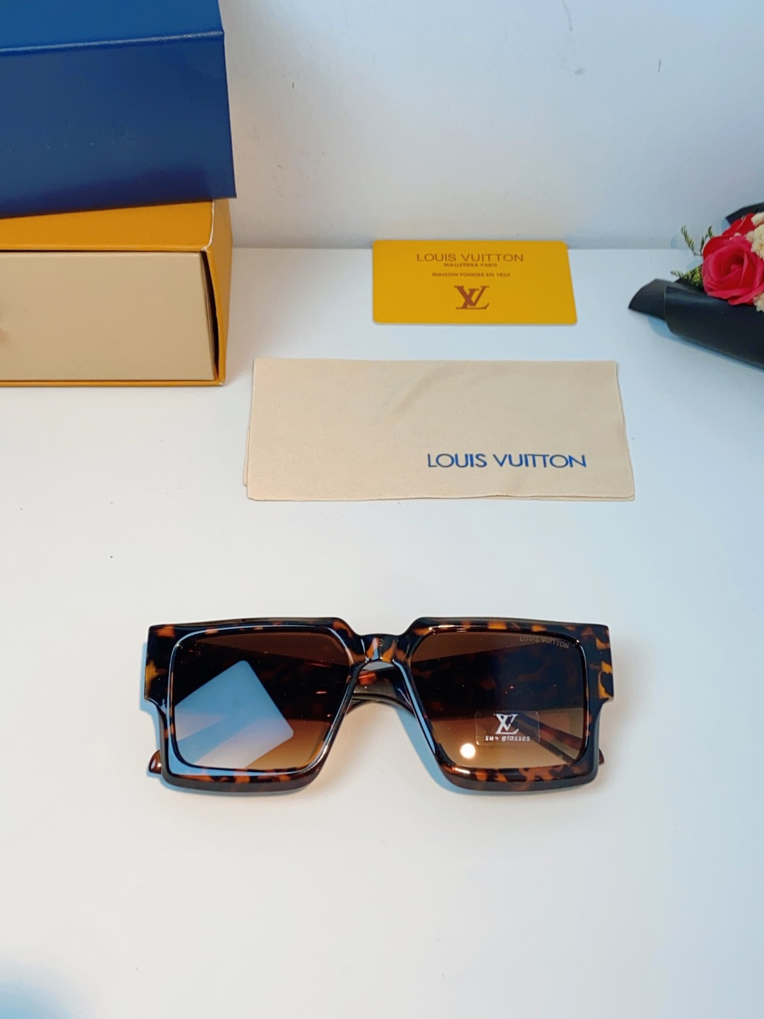 LouisVuitton路易威登 2026新款 欧美太阳镜男潮牌26新款墨镜女定制夏嘉欢明星款银色网红眼