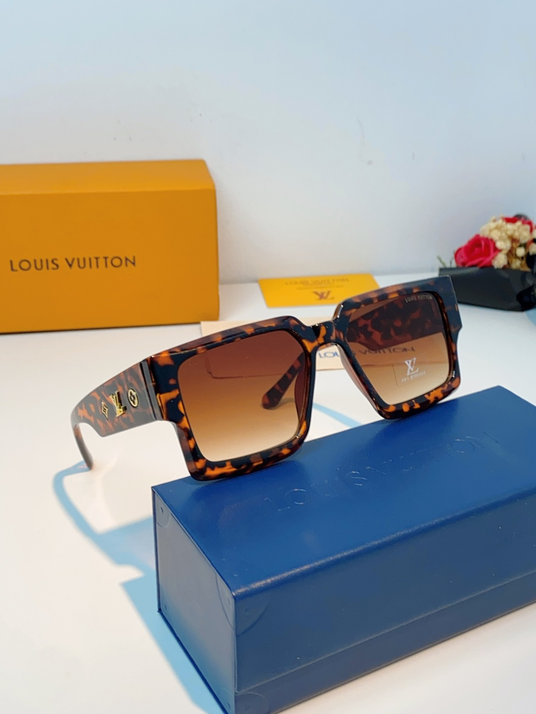 LouisVuitton路易威登 2026新款 欧美太阳镜男潮牌26新款墨镜女定制夏嘉欢明星款银色网红眼