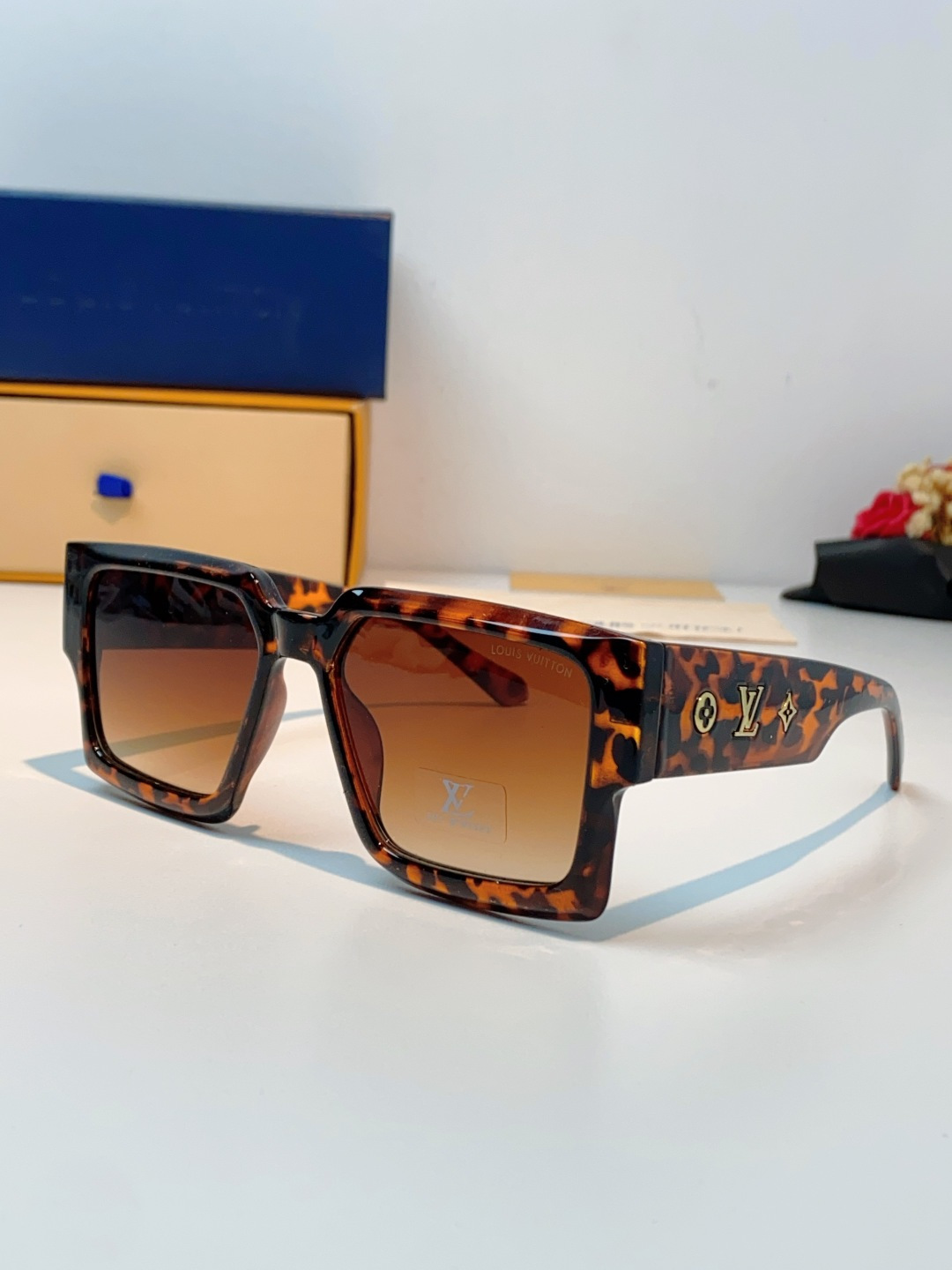 LouisVuitton路易威登 2026新款 欧美太阳镜男潮牌26新款墨镜女定制夏嘉欢明星款银色网红眼