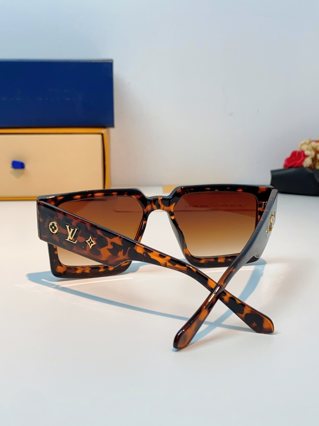 LouisVuitton路易威登 2026新款 欧美太阳镜男潮牌26新款墨镜女定制夏嘉欢明星款银色网红眼