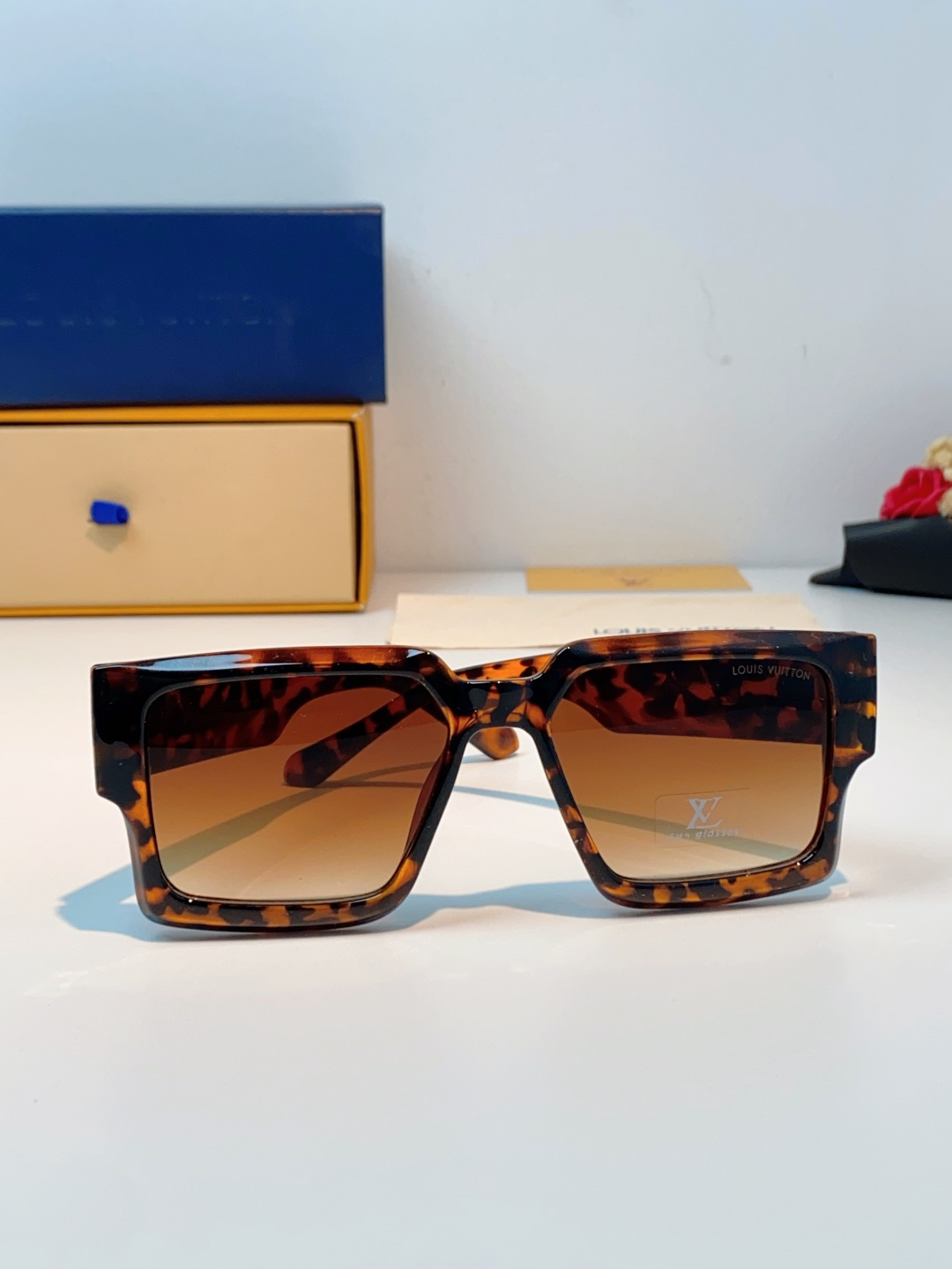 LouisVuitton路易威登 2026新款 欧美太阳镜男潮牌26新款墨镜女定制夏嘉欢明星款银色网红眼