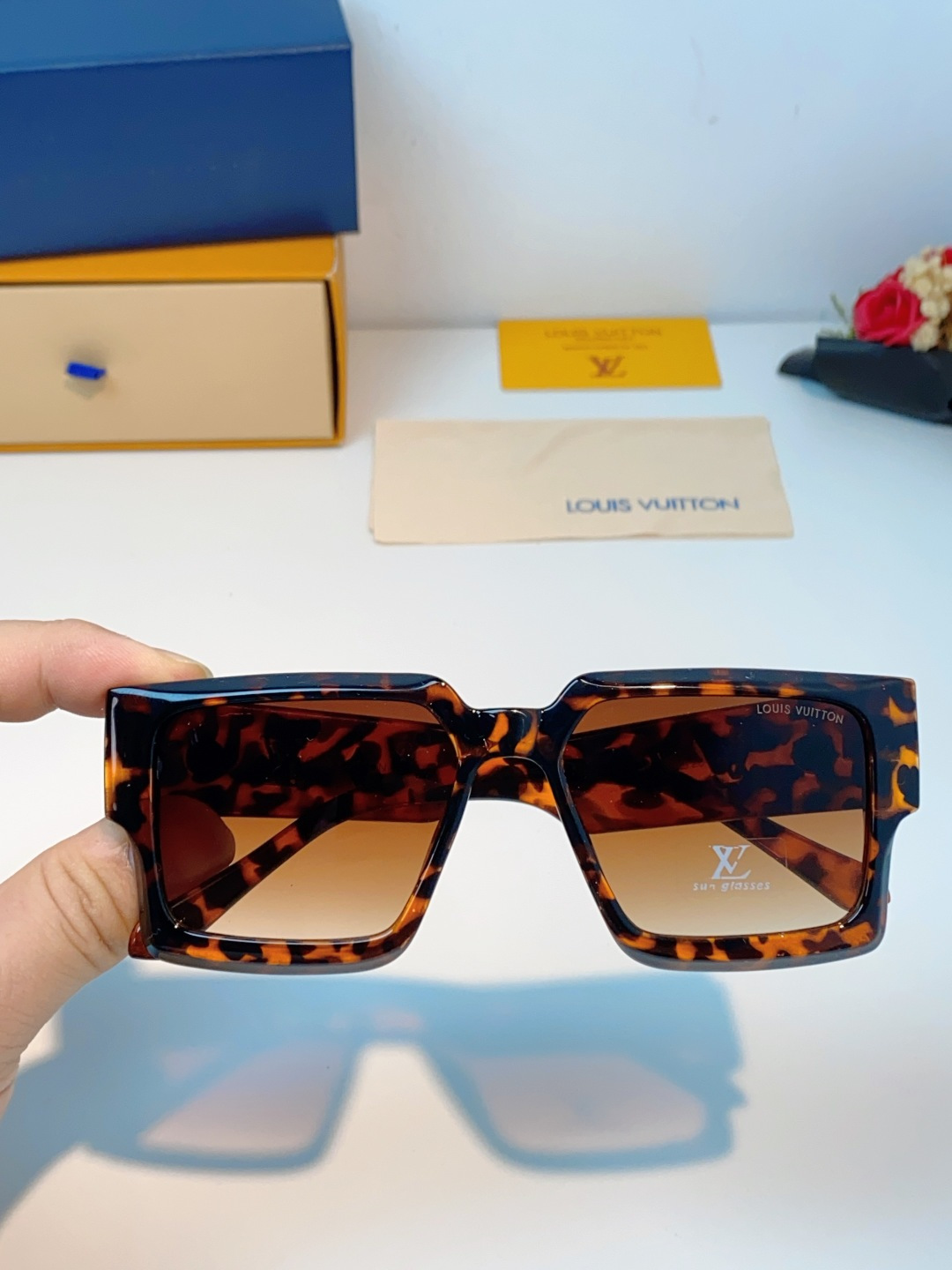 LouisVuitton路易威登 2026新款 欧美太阳镜男潮牌26新款墨镜女定制夏嘉欢明星款银色网红眼