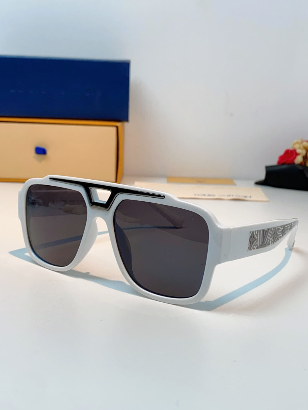 LouisVuitton路易威登 2026新款 大框防晒墨镜字母双色镜腿镜框板材双梁飞行员蛤蟆形时尚太阳