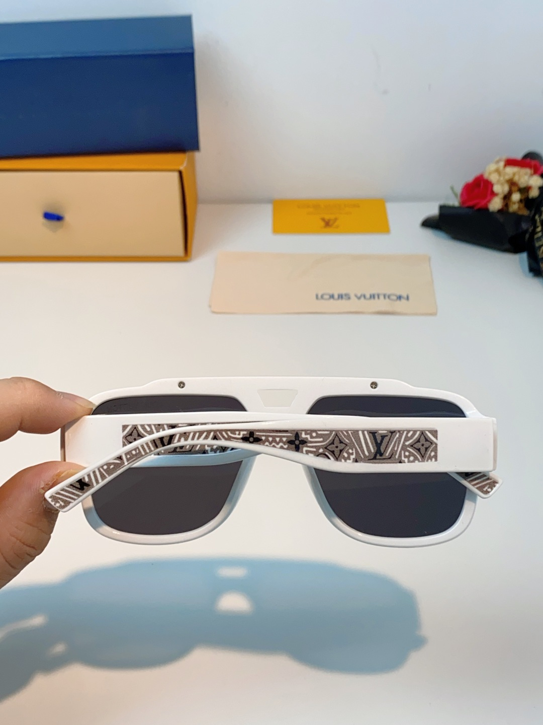 LouisVuitton路易威登 2026新款 大框防晒墨镜字母双色镜腿镜框板材双梁飞行员蛤蟆形时尚太阳