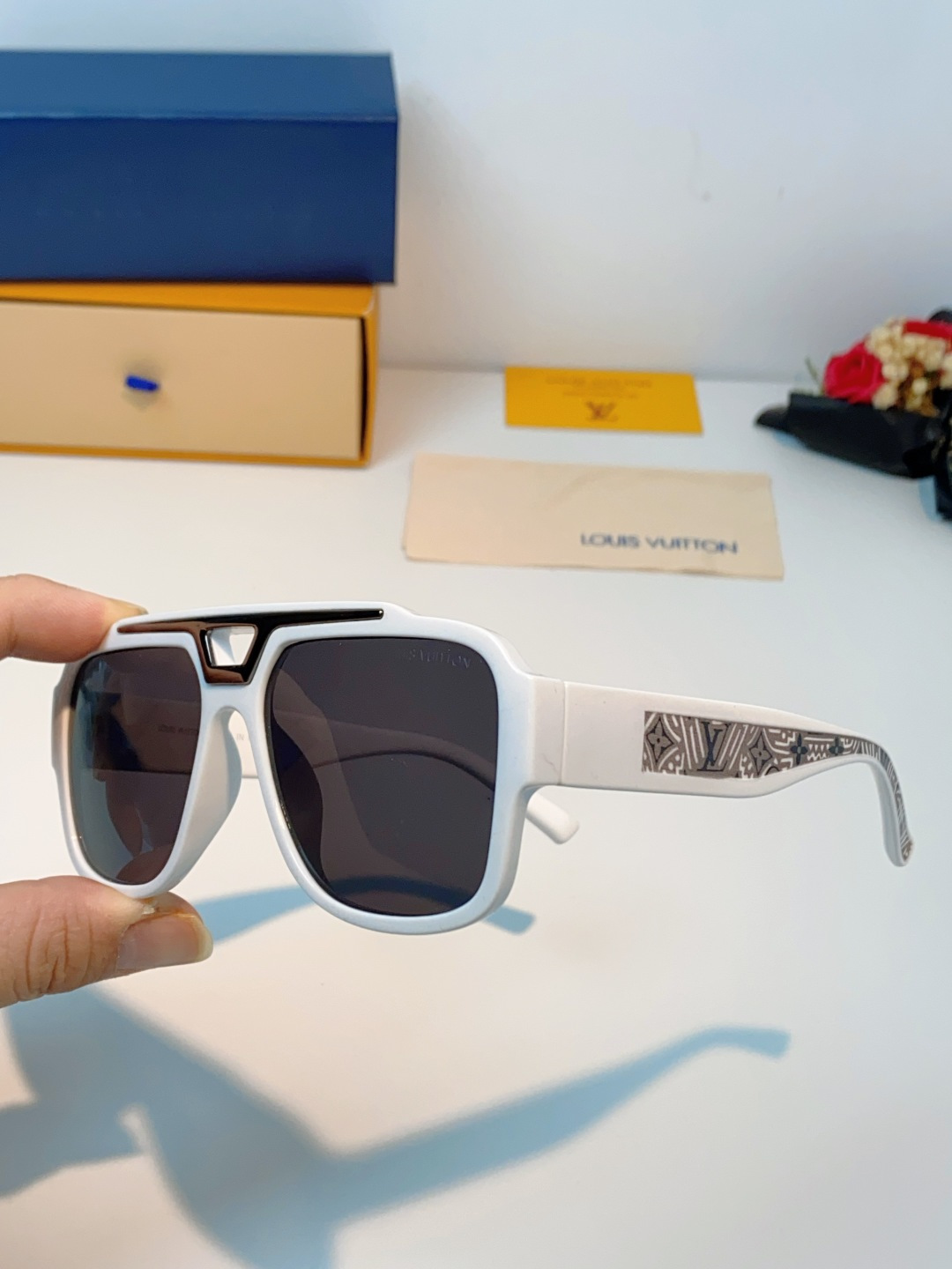 LouisVuitton路易威登 2026新款 大框防晒墨镜字母双色镜腿镜框板材双梁飞行员蛤蟆形时尚太阳