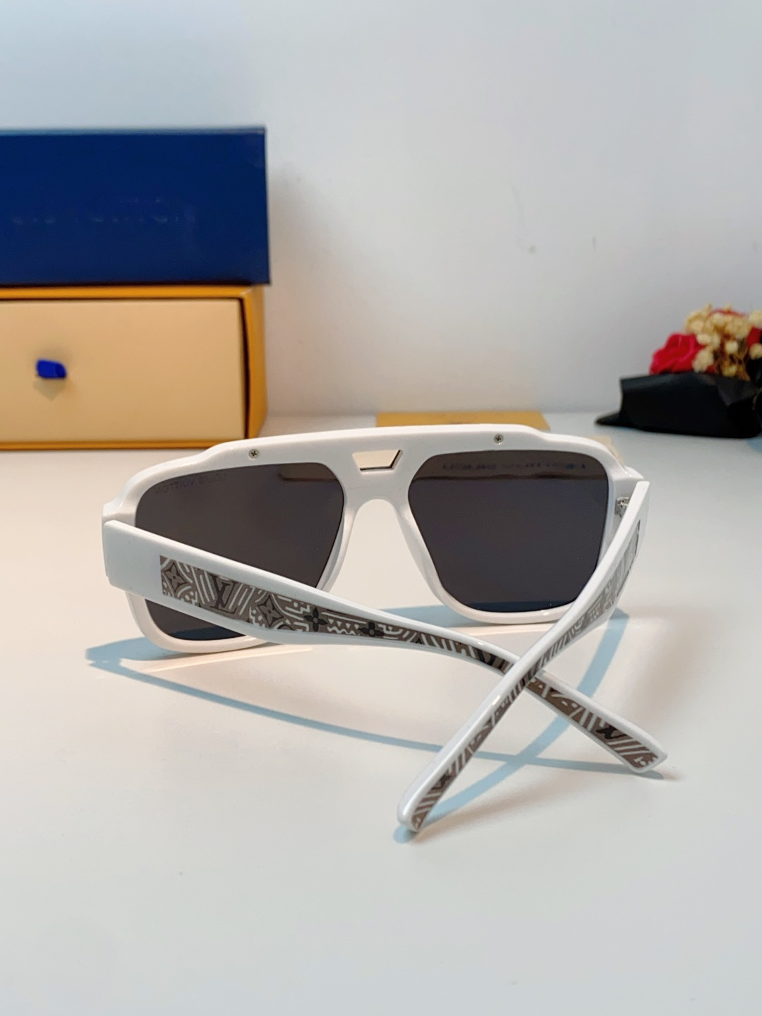 LouisVuitton路易威登 2026新款 大框防晒墨镜字母双色镜腿镜框板材双梁飞行员蛤蟆形时尚太阳